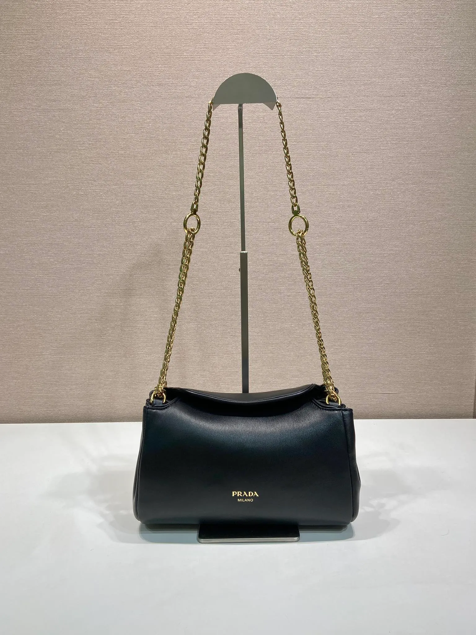 💰1500🎉New🎉1BD395🎉🎉 This Tumulte bag suggests a sporty yet refined stance, an authentic, nappa leather design characterized by soft side pleats and curves that create a refined feminine silhouette. The bag is decorated with three sliding chain handles, a detachable chain shoulder strap and a magnetic closure on the flap, which can be combined into different wearing styles. There is a lot of space, babies, hurry up and get it🎉🎉Length 24xHeight 13xBottom 13cm🎉🎉🎉💰💰💰