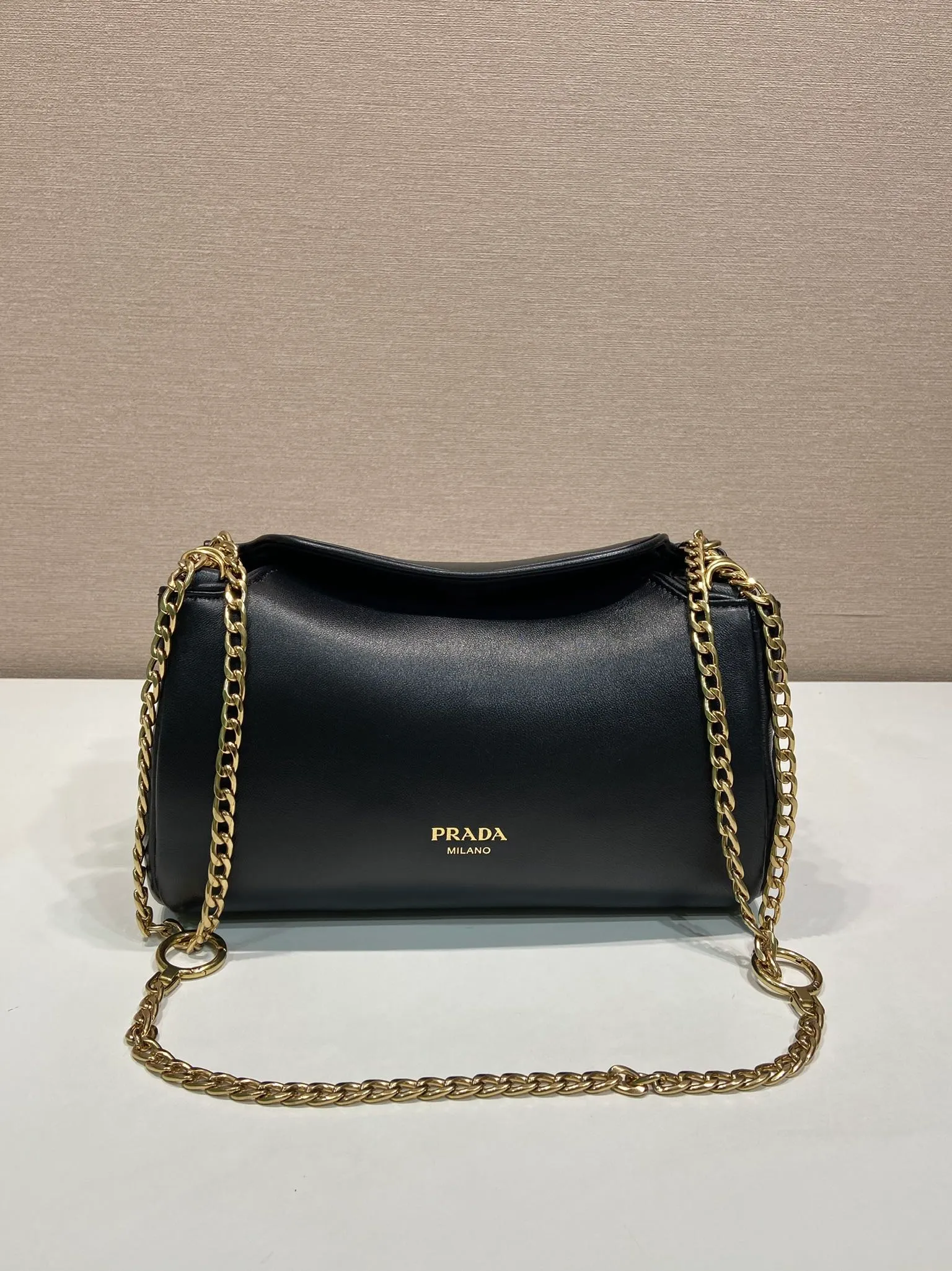 💰1500🎉New🎉1BD395🎉🎉 This Tumulte bag suggests a sporty yet refined stance, an authentic, nappa leather design characterized by soft side pleats and curves that create a refined feminine silhouette. The bag is decorated with three sliding chain handles, a detachable chain shoulder strap and a magnetic closure on the flap, which can be combined into different wearing styles. There is a lot of space, babies, hurry up and get it🎉🎉Length 24xHeight 13xBottom 13cm🎉🎉🎉💰💰💰