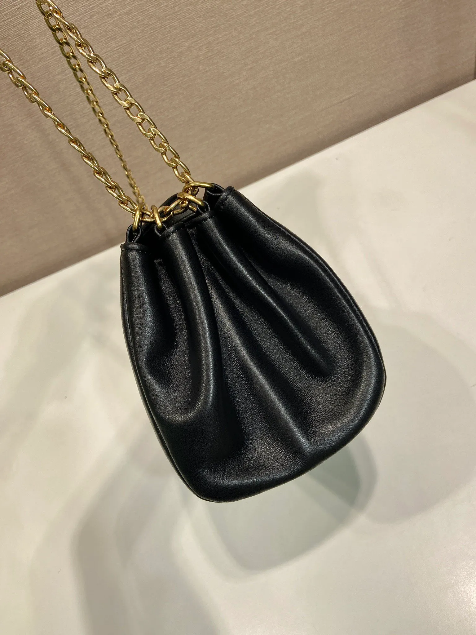 💰1500🎉New🎉1BD395🎉🎉 This Tumulte bag suggests a sporty yet refined stance, an authentic, nappa leather design characterized by soft side pleats and curves that create a refined feminine silhouette. The bag is decorated with three sliding chain handles, a detachable chain shoulder strap and a magnetic closure on the flap, which can be combined into different wearing styles. There is a lot of space, babies, hurry up and get it🎉🎉Length 24xHeight 13xBottom 13cm🎉🎉🎉💰💰💰