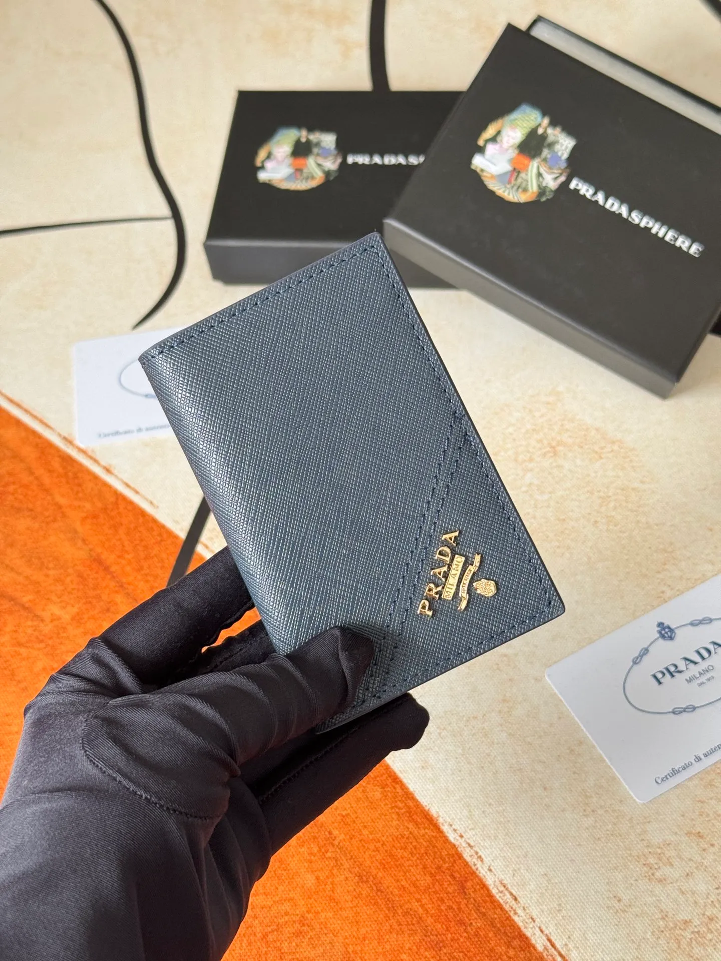 💰120💰prada cross pattern unisex card holder, can be placed in pockets, bags, and can be held in hand, made of cross pattern imported calfskin, pocket card holder, can hold change, 6 card slots, simple and elegant fashion trend. Model 2MC101, color as shown in the picture, size 11×7cm,