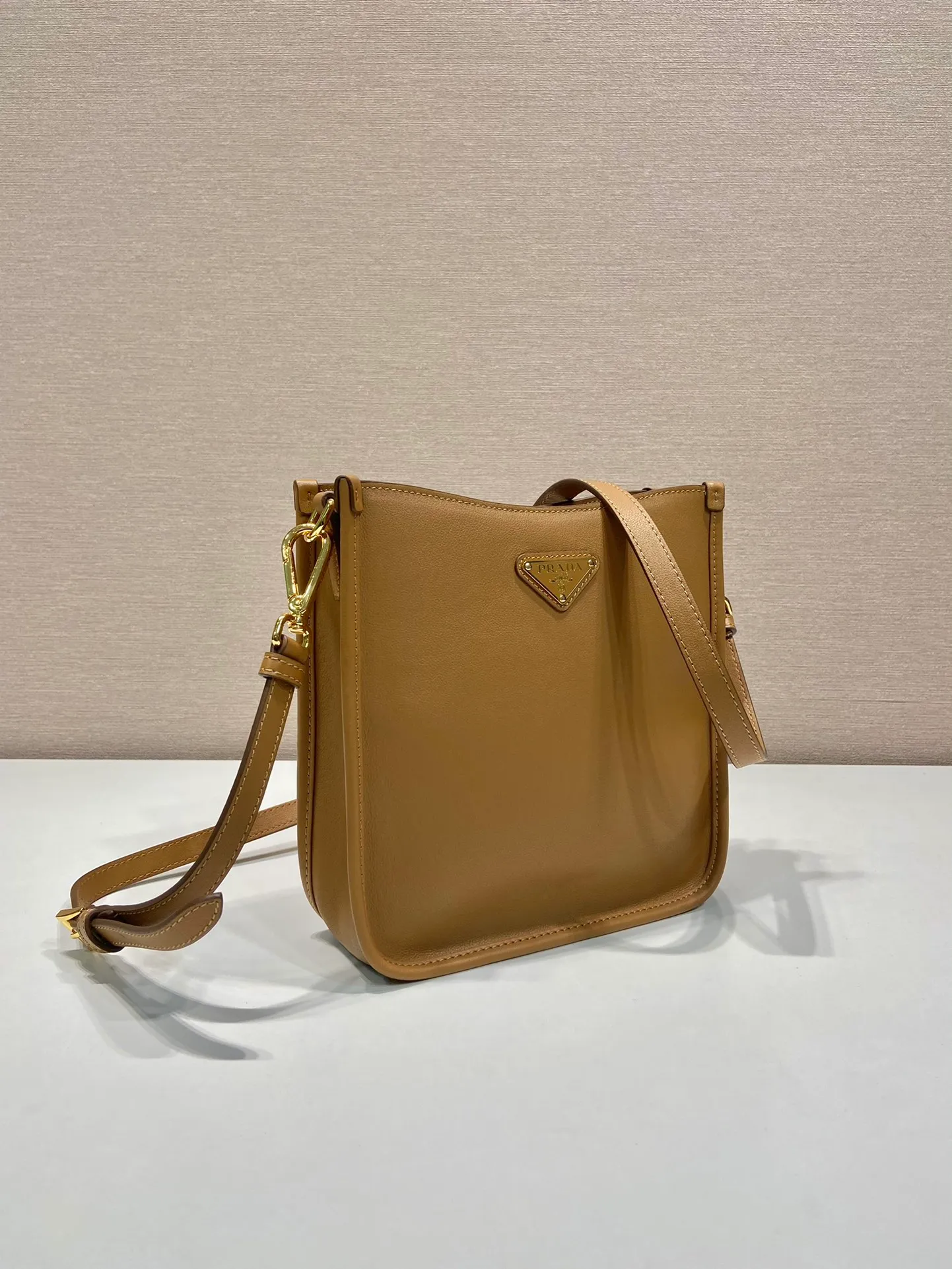 💰1500👏New double shoulder strap bag👏1BH220🎉tote bag This leather shoulder bag has a simple design and is made of imported calfskin. The metal triangle logo on the front adds an iconic tone. Equipped with 2 detachable logo webbing straps and leather shoulder straps, it can be exchanged at any time for different outfits and occasions😘😘to highlight its modern style. High fashion is the main fashion for daily matching. Hurry up and get it, it’s so beautiful👏👏 Length 20x height 21x bottom 7cm