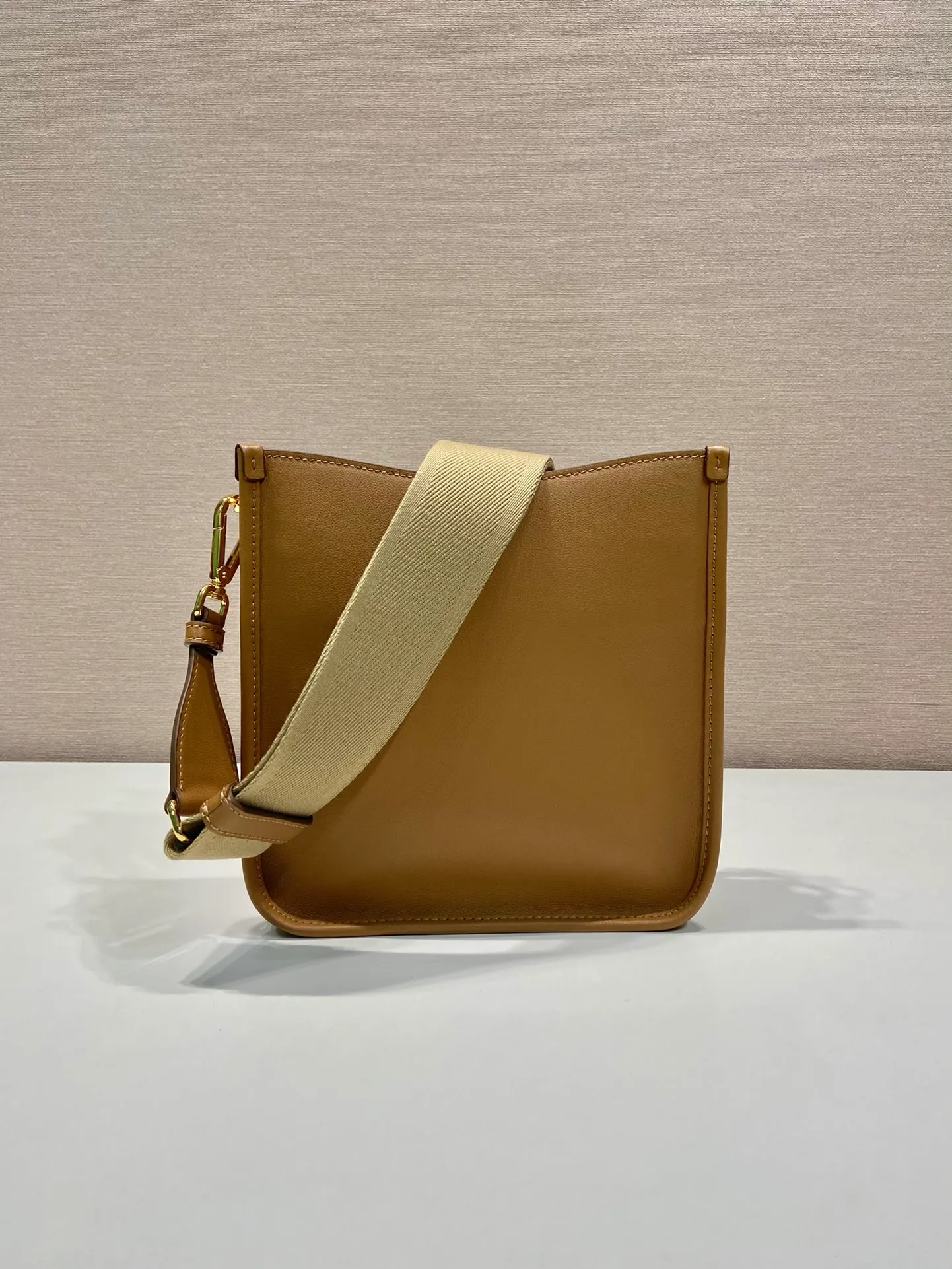 💰1500👏New double shoulder strap bag👏1BH220🎉tote bag This leather shoulder bag has a simple design and is made of imported calfskin. The metal triangle logo on the front adds an iconic tone. Equipped with 2 detachable logo webbing straps and leather shoulder straps, it can be exchanged at any time for different outfits and occasions😘😘to highlight its modern style. High fashion is the main fashion for daily matching. Hurry up and get it, it’s so beautiful👏👏 Length 20x height 21x bottom 7cm
