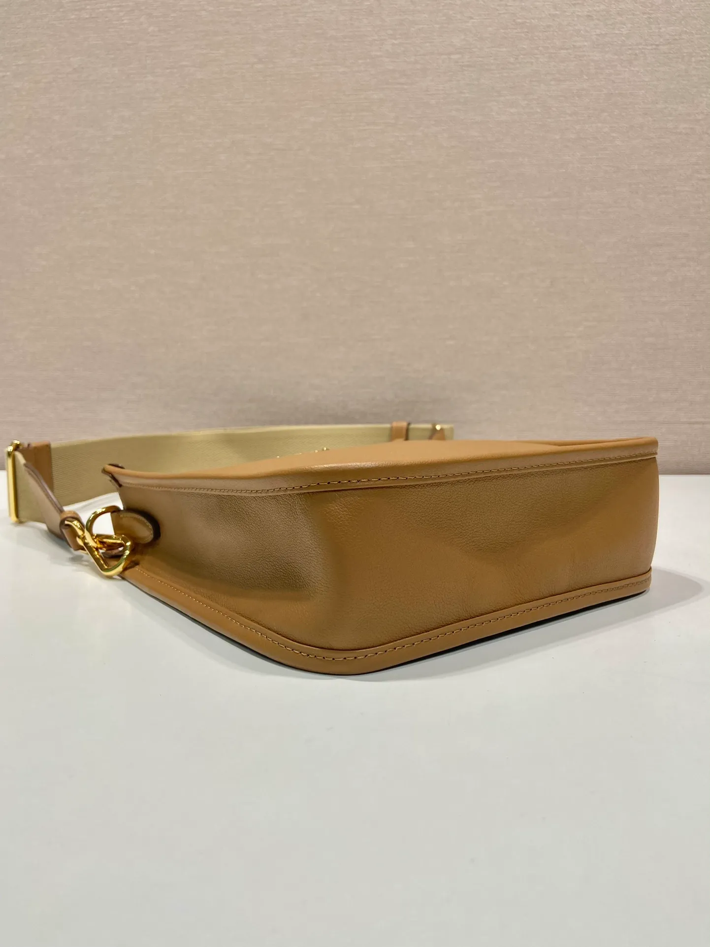 💰1500👏New double shoulder strap bag👏1BH220🎉tote bag This leather shoulder bag has a simple design and is made of imported calfskin. The metal triangle logo on the front adds an iconic tone. Equipped with 2 detachable logo webbing straps and leather shoulder straps, it can be exchanged at any time for different outfits and occasions😘😘to highlight its modern style. High fashion is the main fashion for daily matching. Hurry up and get it, it’s so beautiful👏👏 Length 20x height 21x bottom 7cm