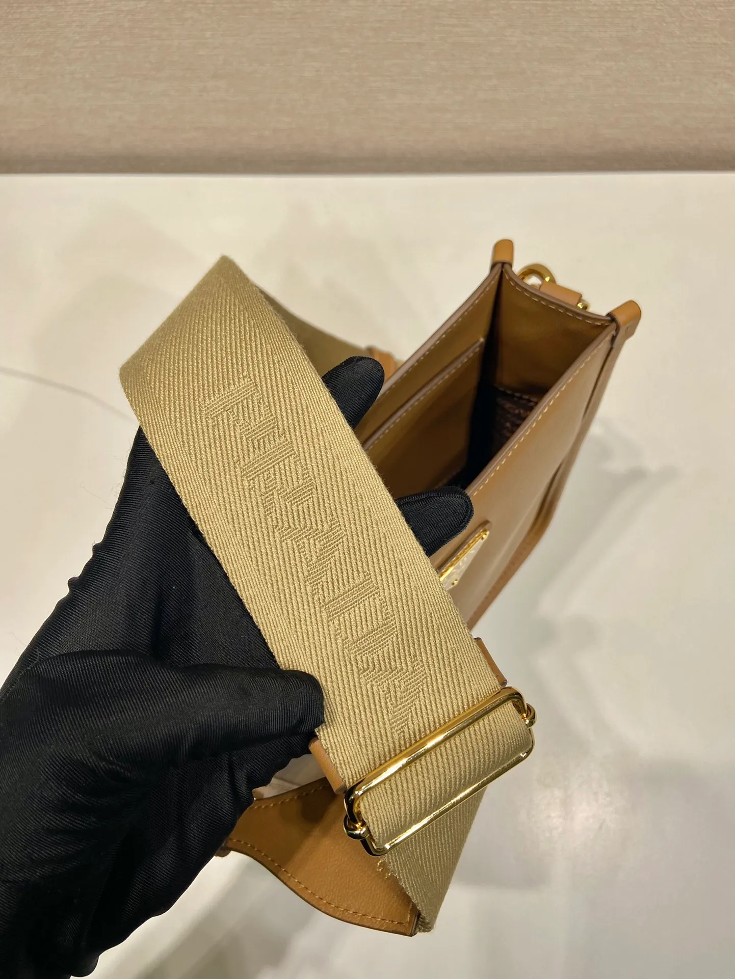 💰1500👏New double shoulder strap bag👏1BH220🎉tote bag This leather shoulder bag has a simple design and is made of imported calfskin. The metal triangle logo on the front adds an iconic tone. Equipped with 2 detachable logo webbing straps and leather shoulder straps, it can be exchanged at any time for different outfits and occasions😘😘to highlight its modern style. High fashion is the main fashion for daily matching. Hurry up and get it, it’s so beautiful👏👏 Length 20x height 21x bottom 7cm