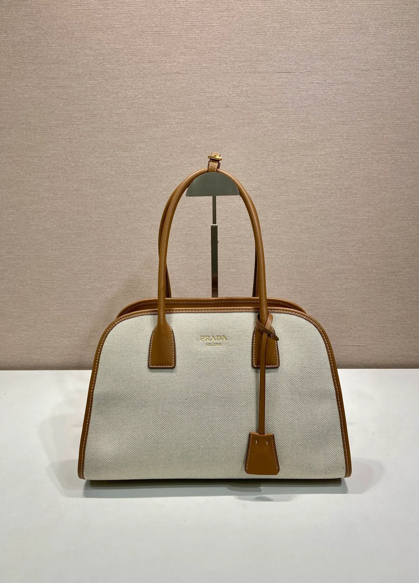 💰1520🎉New Tote Bag🎉1BG572🎉🎉 This bag combines the versatile style and light texture of cowhide and linen blended fabrics, creating an Oversize silhouette and cleverly interpreting duality. Practical functions, exquisite design, and exquisite details highlight the excellent craftsmanship of the P family. The capacity is large and the upper body is very fashionable. Baby, hurry up and get it. Length 35x height 22.5x base 18cm🎉🎉🎉💰💰💰