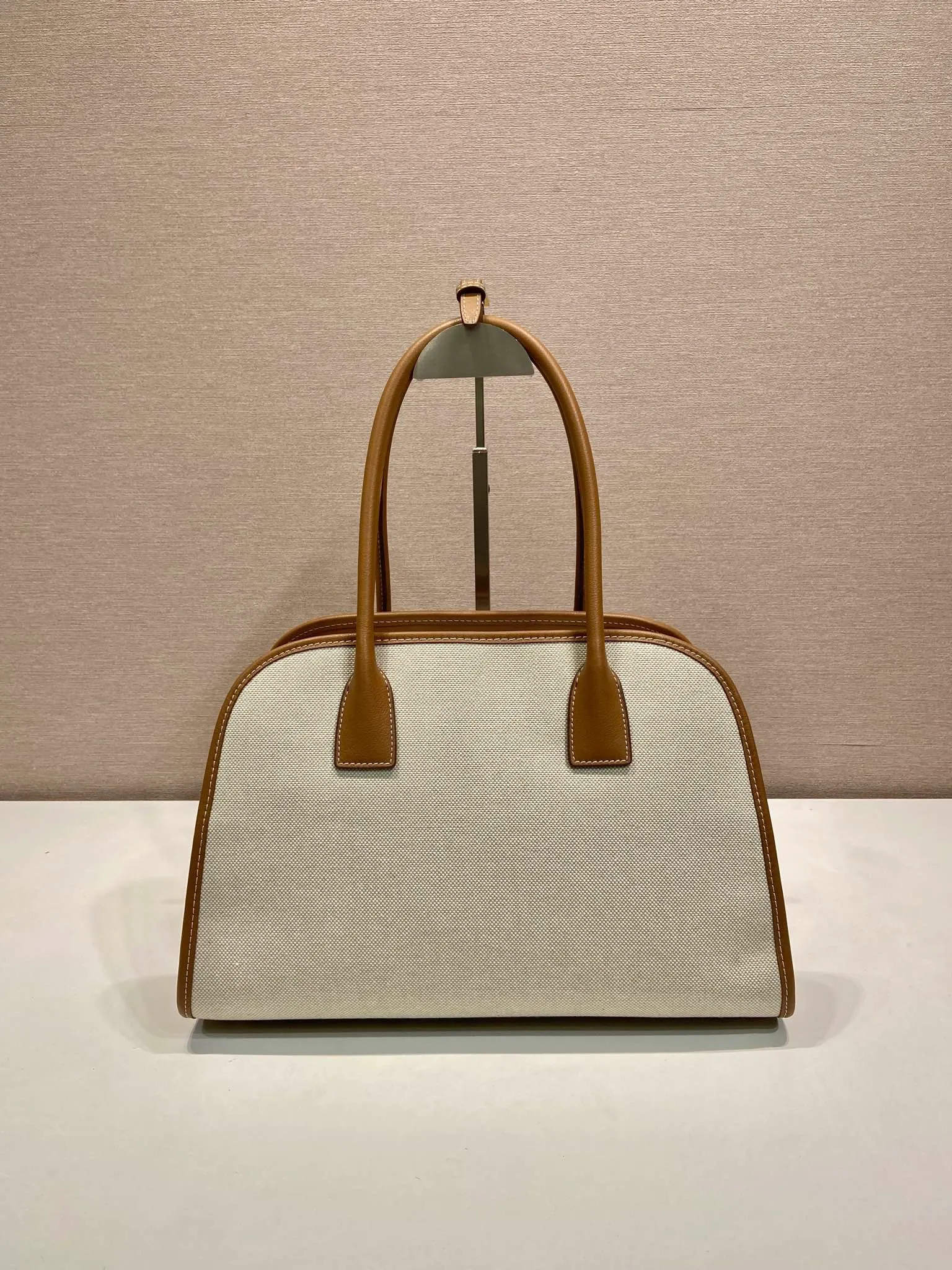 💰1520🎉New Tote Bag🎉1BG572🎉🎉 This bag combines the versatile style and light texture of cowhide and linen blended fabrics, creating an Oversize silhouette and cleverly interpreting duality. Practical functions, exquisite design, and exquisite details highlight the excellent craftsmanship of the P family. The capacity is large and the upper body is very fashionable. Baby, hurry up and get it. Length 35x height 22.5x base 18cm🎉🎉🎉💰💰💰