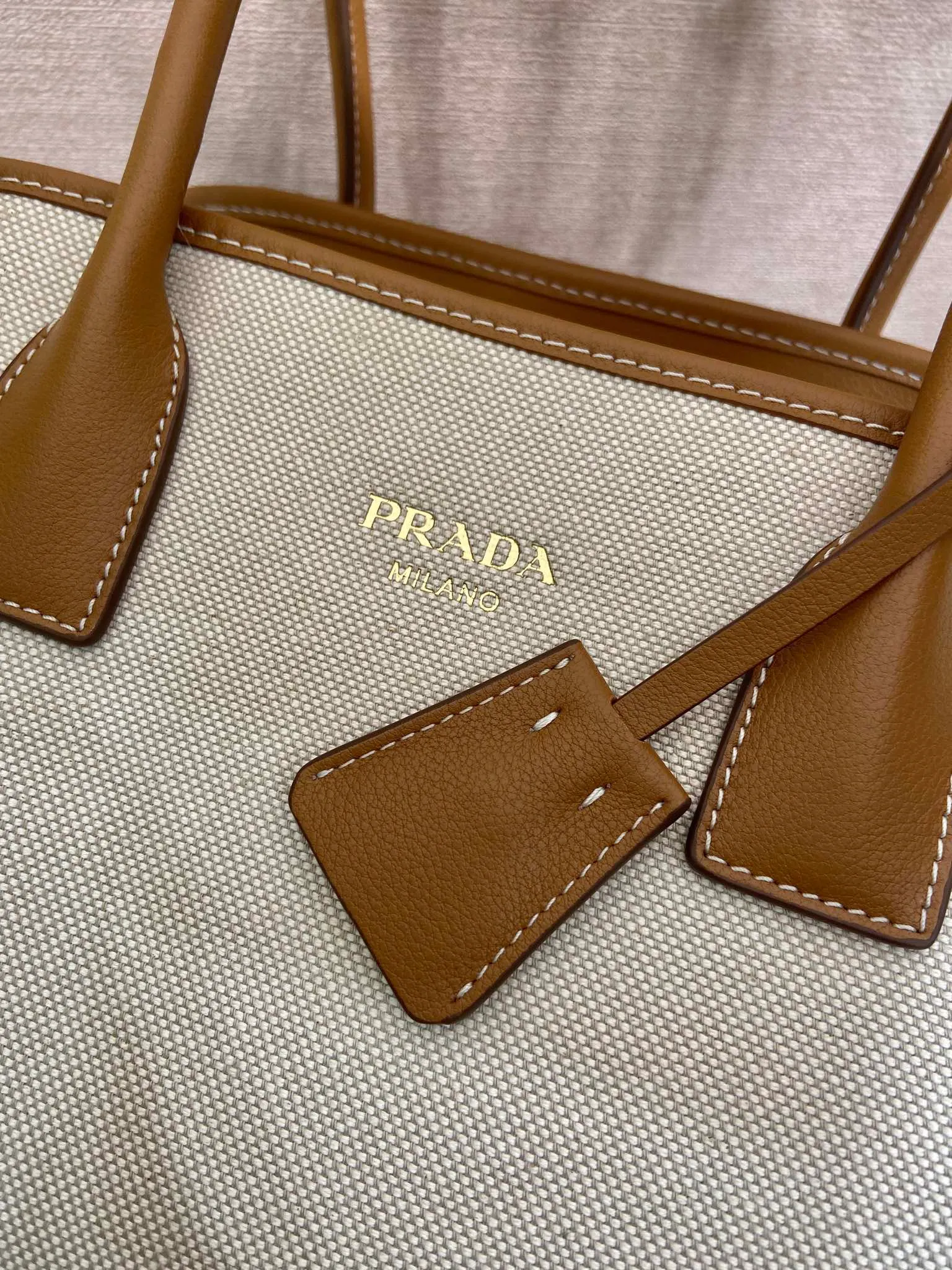 💰1520🎉New Tote Bag🎉1BG572🎉🎉 This bag combines the versatile style and light texture of cowhide and linen blended fabrics, creating an Oversize silhouette and cleverly interpreting duality. Practical functions, exquisite design, and exquisite details highlight the excellent craftsmanship of the P family. The capacity is large and the upper body is very fashionable. Baby, hurry up and get it. Length 35x height 22.5x base 18cm🎉🎉🎉💰💰💰