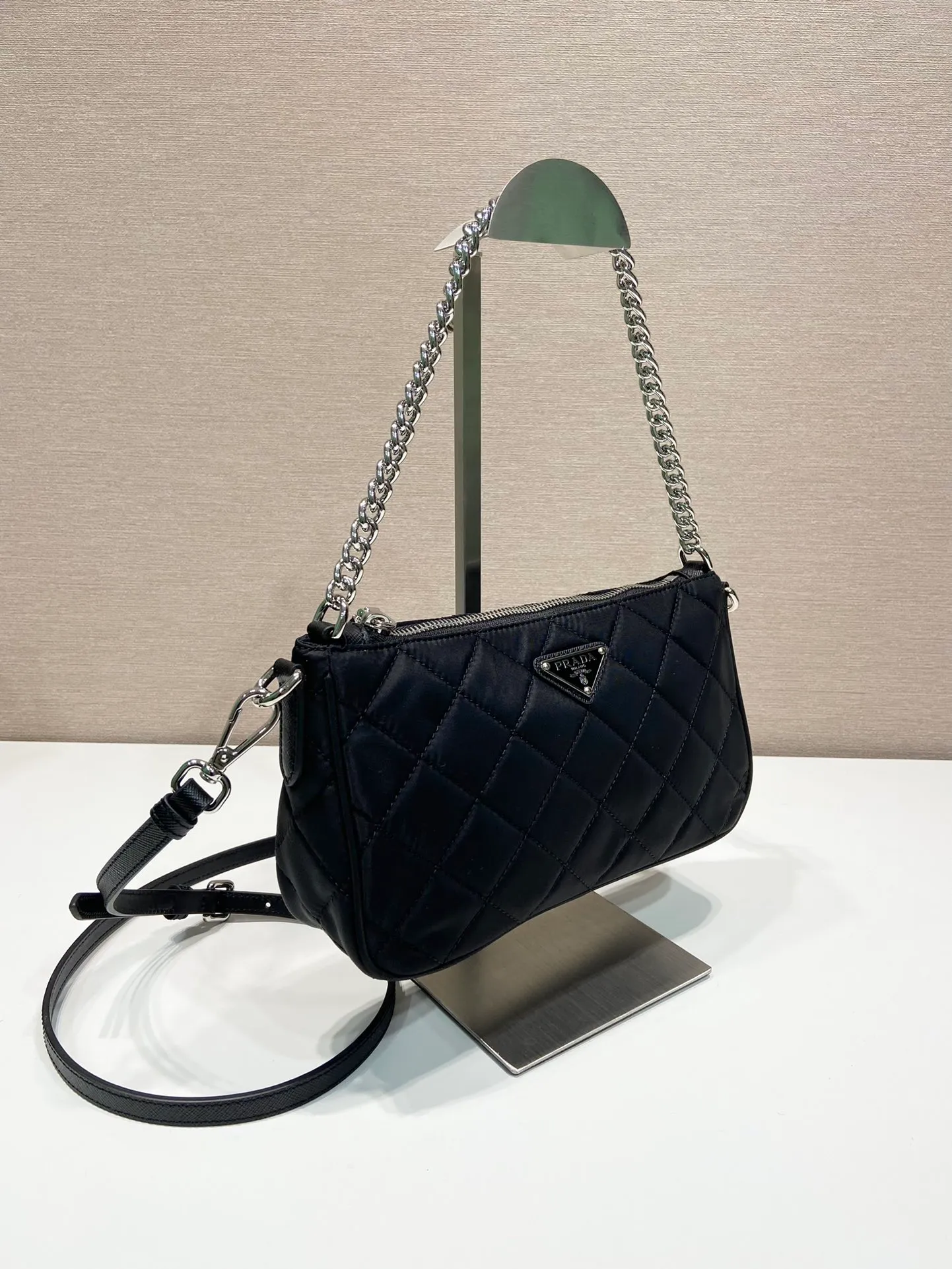 💰1120🎉Second-hand armpit bag, 🎉1BH026🎉 This second-hand underarm bag is made of imported nylon fabric and white hardware. Designed with intricate hand-stitched patterns, it comes with a chain that can be carried by hand or under the arm, and a long shoulder strap that can be worn cross-body. Casual and versatile, too functional, fashionable street style. Another popular style that will never go out of style🎉🎉 Dimensions: length 25X height 14X bottom 6.5cm