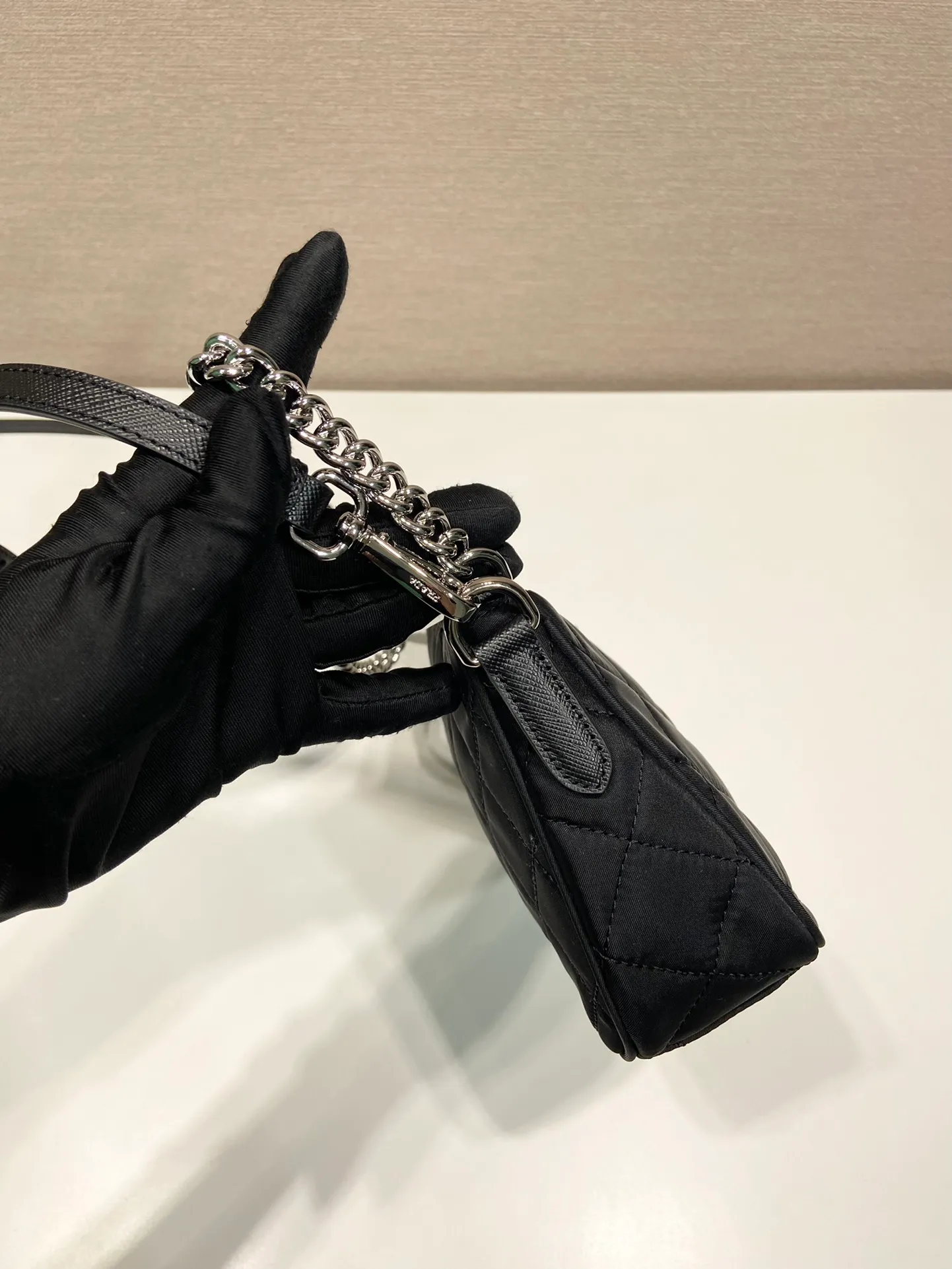 💰1120🎉Second-hand armpit bag, 🎉1BH026🎉 This second-hand underarm bag is made of imported nylon fabric and white hardware. Designed with intricate hand-stitched patterns, it comes with a chain that can be carried by hand or under the arm, and a long shoulder strap that can be worn cross-body. Casual and versatile, too functional, fashionable street style. Another popular style that will never go out of style🎉🎉 Dimensions: length 25X height 14X bottom 6.5cm