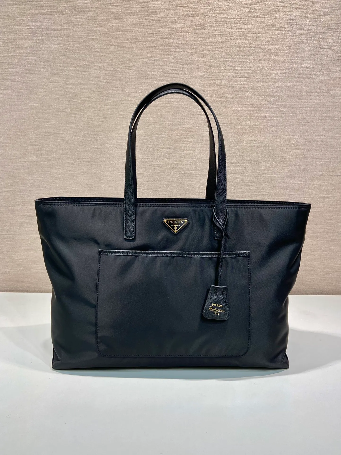 💰1120🎉New Tote Bag🎉1BG527🎉 This timeless tote bag is a reinterpretation of a classic design. It is made of imported nylon fabric and shows a unique style with a refined and practical silhouette. The lines are simple and elegant, easy to space, practical and fashionable, and it is a popular style that will never go out of style🎉🎉 Length 43x Height 31x Bottom 15cm🎉🎉🎉👏👏👏