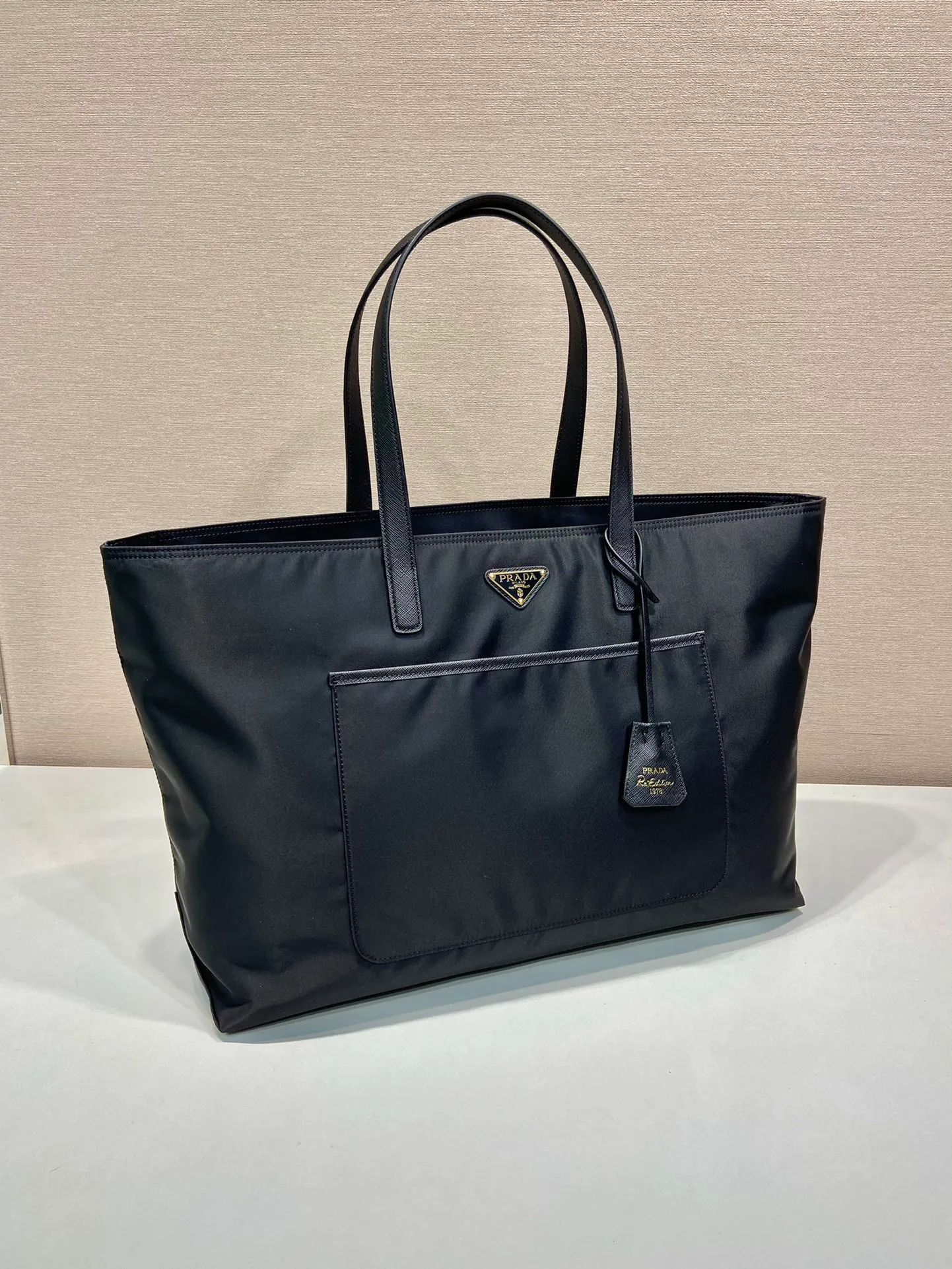 💰1120🎉New Tote Bag🎉1BG527🎉 This timeless tote bag is a reinterpretation of a classic design. It is made of imported nylon fabric and shows a unique style with a refined and practical silhouette. The lines are simple and elegant, easy to space, practical and fashionable, and it is a popular style that will never go out of style🎉🎉 Length 43x Height 31x Bottom 15cm🎉🎉🎉👏👏👏