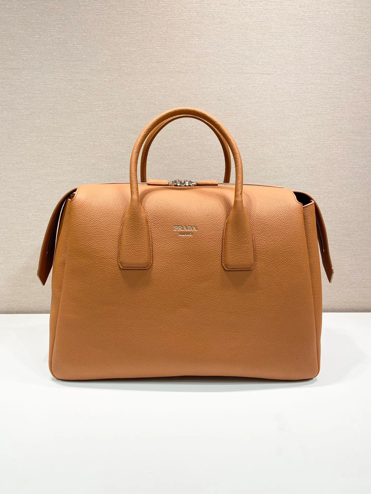 💰2300🎉New travel bag🎉2VC035🎉🎉 This double handle leather travel bag is made of imported calfskin, which has an ultra-soft feel and look. It has a hot-stamped logo on the front. Zip closure. Internal compartment with zippered pocket. Re-Nylon logo lining. Enameled metal triangle logo on both sides of the zipper strap. A must-have for travel, very popular, and a popular style that will never go out of style🎉🎉 Length 50x Height 33x Bottom 19cm🎉🎉🎉💰💰💰