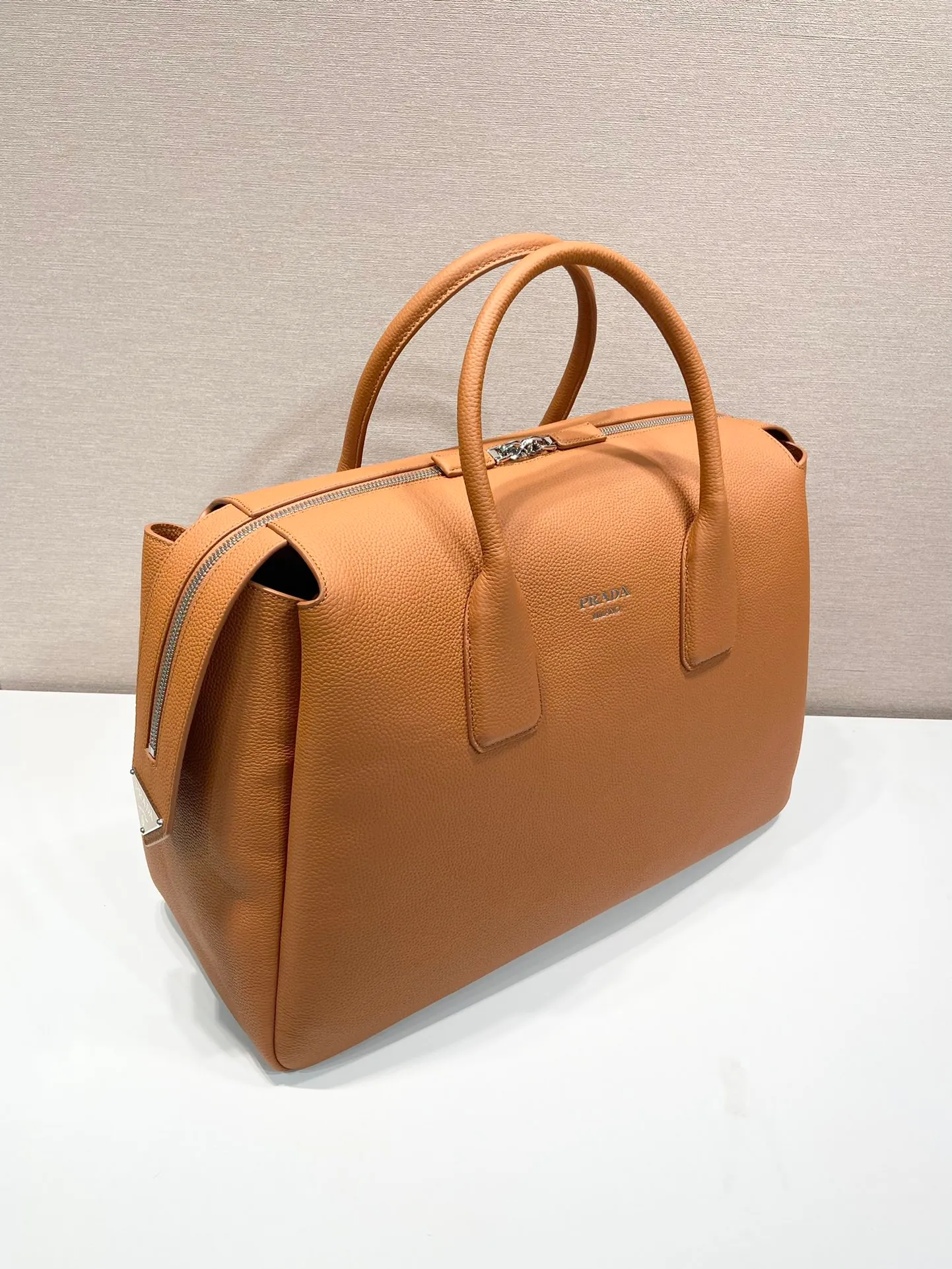 💰2300🎉New travel bag🎉2VC035🎉🎉 This double handle leather travel bag is made of imported calfskin, which has an ultra-soft feel and look. It has a hot-stamped logo on the front. Zip closure. Internal compartment with zippered pocket. Re-Nylon logo lining. Enameled metal triangle logo on both sides of the zipper strap. A must-have for travel, very popular, and a popular style that will never go out of style🎉🎉 Length 50x Height 33x Bottom 19cm🎉🎉🎉💰💰💰