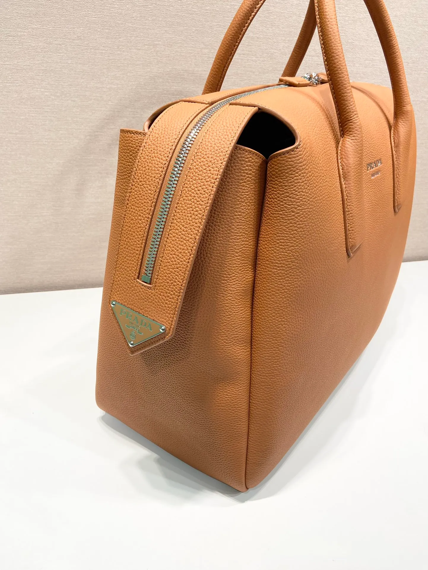 💰2300🎉New travel bag🎉2VC035🎉🎉 This double handle leather travel bag is made of imported calfskin, which has an ultra-soft feel and look. It has a hot-stamped logo on the front. Zip closure. Internal compartment with zippered pocket. Re-Nylon logo lining. Enameled metal triangle logo on both sides of the zipper strap. A must-have for travel, very popular, and a popular style that will never go out of style🎉🎉 Length 50x Height 33x Bottom 19cm🎉🎉🎉💰💰💰