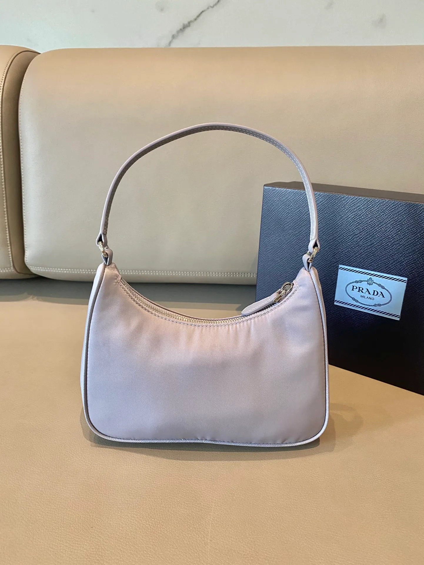 💰700🔥New color rattan purple🔥Original quality👍New 1NE204 moon-shaped second-hand bag, made of imported original parachute fabric, hand-wrapped cross-grain cowhide, lightweight The practical Hobo underarm bag is super simple and eye-catching👍👍. It is a small/lightweight/fitable/easy to wear/fashionable armpit bag. It can also be carried by hand and is super easy to use😍😍. It is currently the most popular bag among celebrities, aren’t you excited😜😜, ladies, hurry up, length 22X height 12 people x bottom 6cm👏👏👏💰💰💰