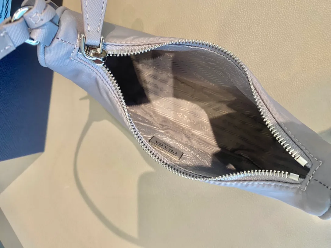 💰700🔥New color rattan purple🔥Original quality👍New 1NE204 moon-shaped second-hand bag, made of imported original parachute fabric, hand-wrapped cross-grain cowhide, lightweight The practical Hobo underarm bag is super simple and eye-catching👍👍. It is a small/lightweight/fitable/easy to wear/fashionable armpit bag. It can also be carried by hand and is super easy to use😍😍. It is currently the most popular bag among celebrities, aren’t you excited😜😜, ladies, hurry up, length 22X height 12 people x bottom 6cm👏👏👏💰💰💰