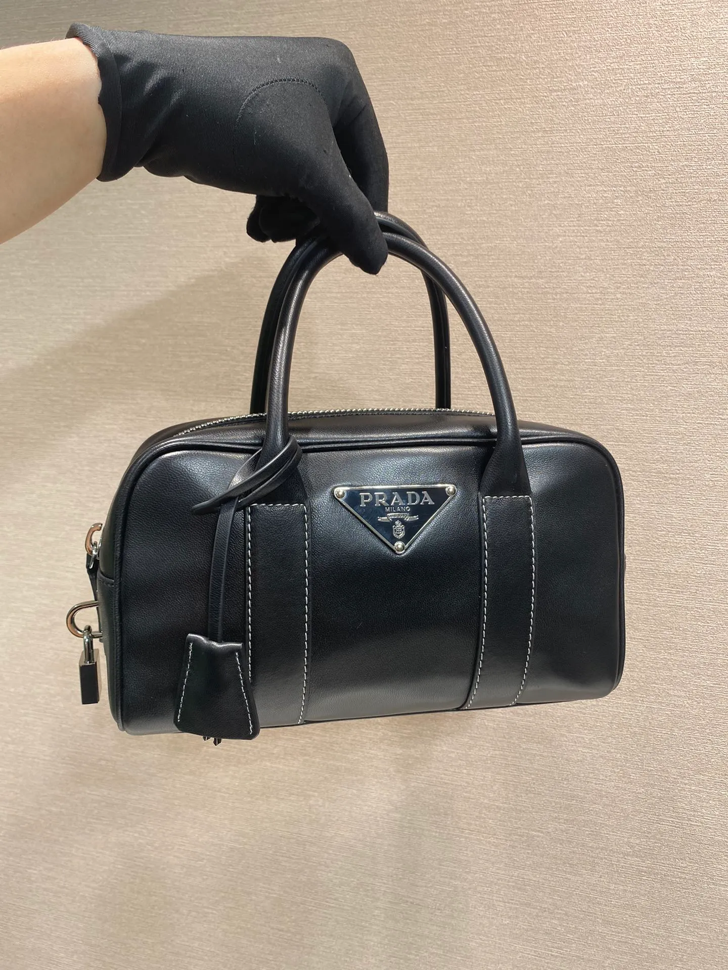💰1500🎉Second-hand Boston🎉1BA846 new model🎉🎉 This Boston handbag is super cute🎉, imported calfskin, conspicuous triangle logo, and equipped with a small lock. It adds a lot of spruceness and feels perfect💯Soft and comfortable, it is a versatile and practical ceiling in Boston🎉🎉Hurry up and get it🎉🎉 Length 24x Height 15x Bottom 5cm🎉🎉🎉👏👏👏