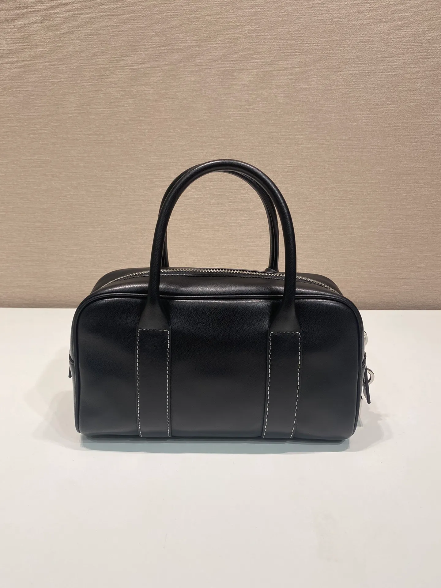 💰1500🎉Second-hand Boston🎉1BA846 new model🎉🎉 This Boston handbag is super cute🎉, imported calfskin, conspicuous triangle logo, and equipped with a small lock. It adds a lot of spruceness and feels perfect💯Soft and comfortable, it is a versatile and practical ceiling in Boston🎉🎉Hurry up and get it🎉🎉 Length 24x Height 15x Bottom 5cm🎉🎉🎉👏👏👏