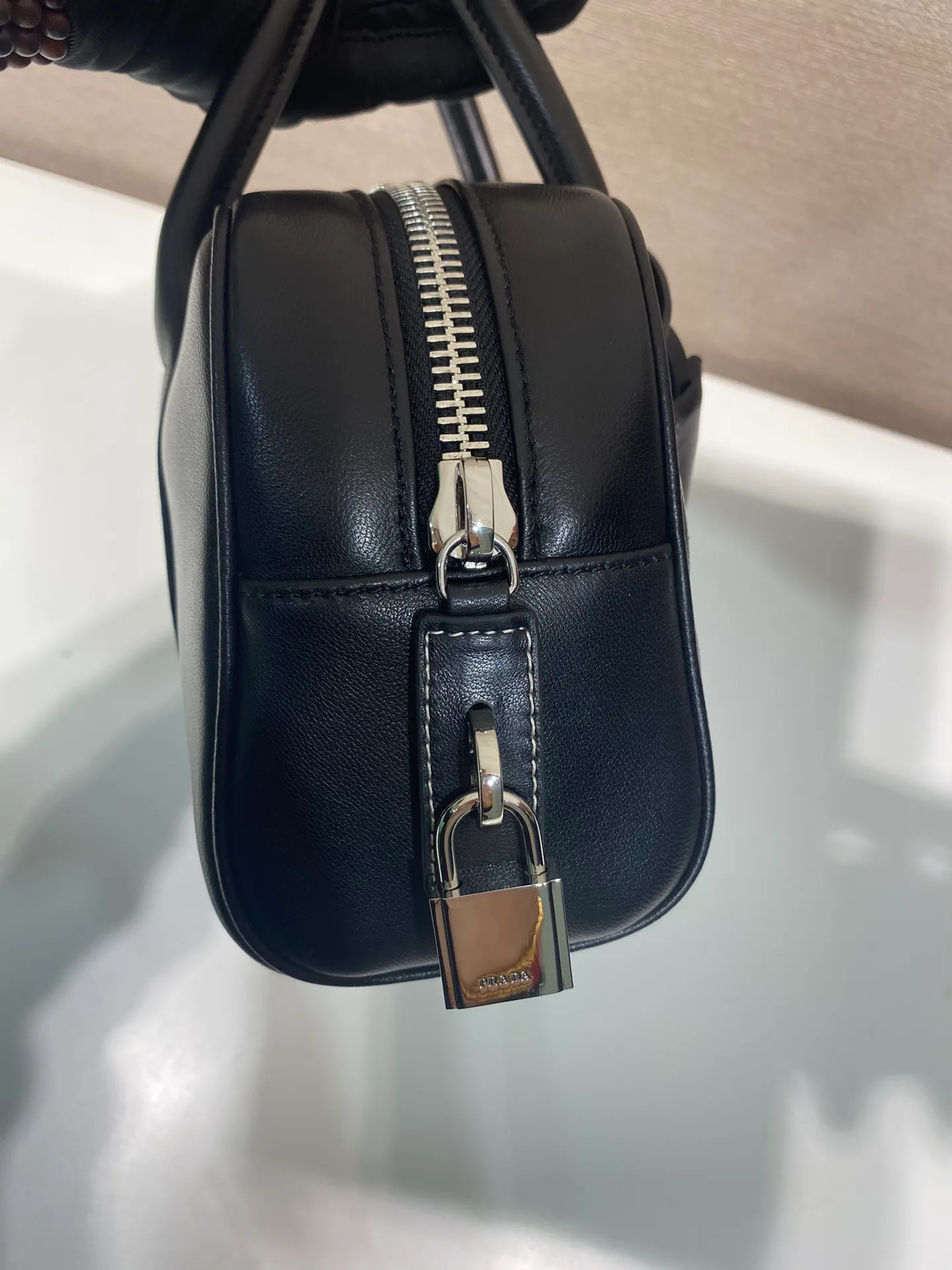 💰1500🎉Second-hand Boston🎉1BA846 new model🎉🎉 This Boston handbag is super cute🎉, imported calfskin, conspicuous triangle logo, and equipped with a small lock. It adds a lot of spruceness and feels perfect💯Soft and comfortable, it is a versatile and practical ceiling in Boston🎉🎉Hurry up and get it🎉🎉 Length 24x Height 15x Bottom 5cm🎉🎉🎉👏👏👏