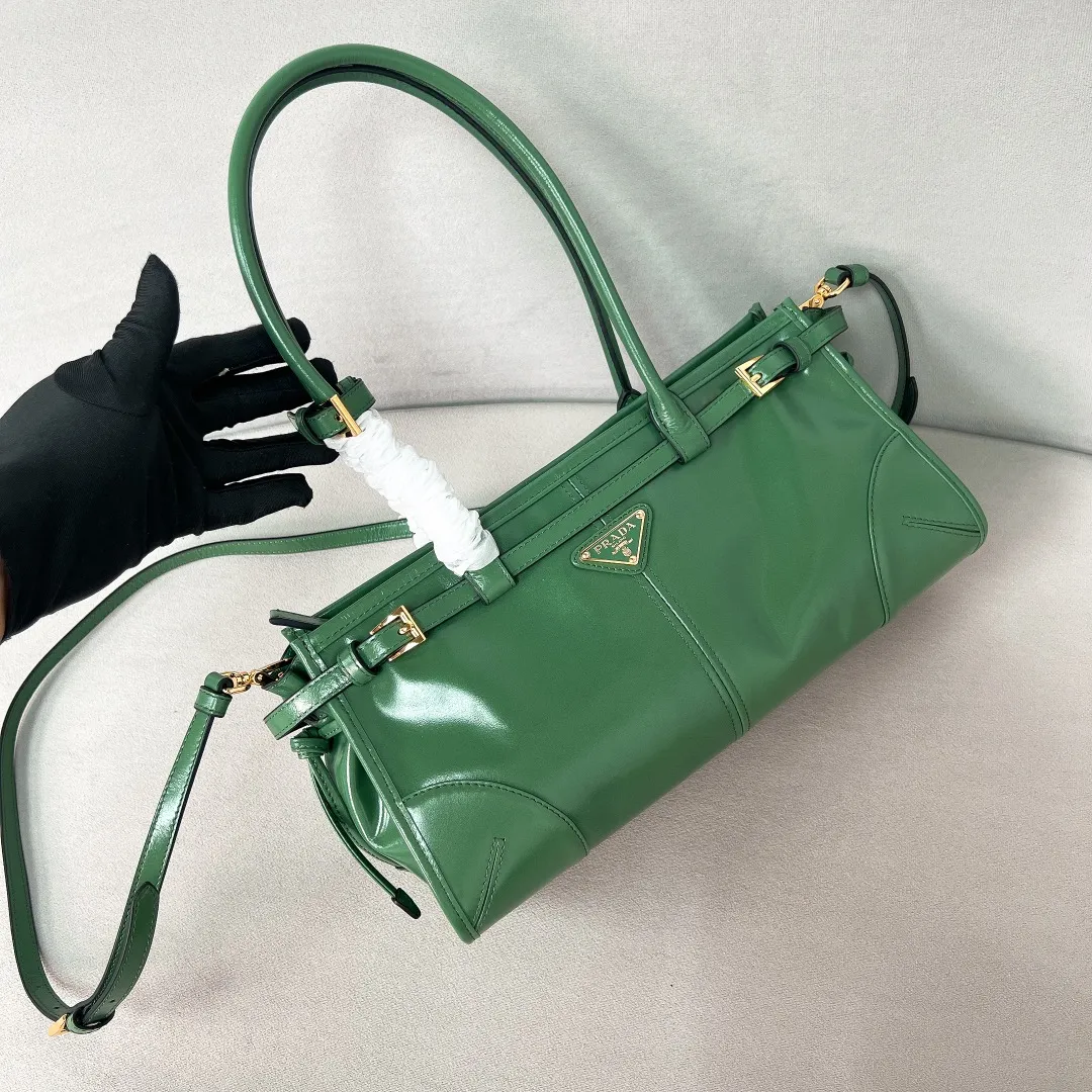 💰1840✨New model debut✨Oil-wax leather LuxSoft handbag small size 1BA426 long handle New popular LuxSoftBag Retro oil-wax leather with gold hardware Iconic triangle logo Comes with a long shoulder strap Can be carried on one shoulder or crossbody The fashionable feel is straight forward Size 32*15.5*12