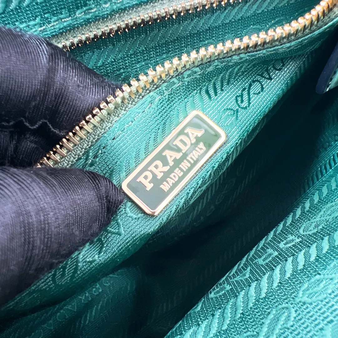 💰1840✨New model debut✨Oil-wax leather LuxSoft handbag small size 1BA426 long handle New popular LuxSoftBag Retro oil-wax leather with gold hardware Iconic triangle logo Comes with a long shoulder strap Can be carried on one shoulder or crossbody The fashionable feel is straight forward Size 32*15.5*12