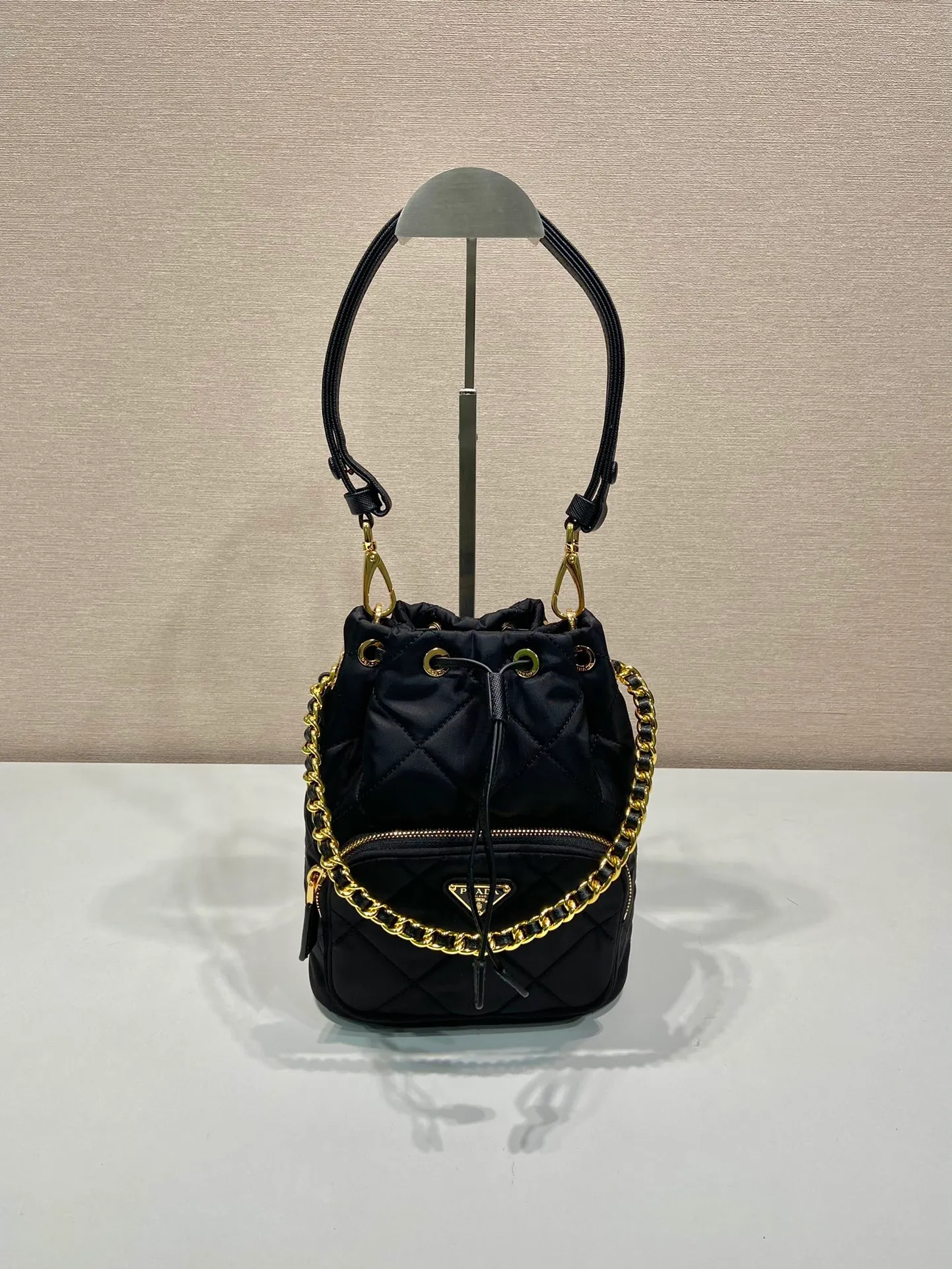 💰1060🎉Embroidered Check Bucket Bag🎉1BH038🎉 This versatile Re-Nylon regenerated nylon shoulder bag features a padded and topstitched design. The complex hand-made rhombus stitching pattern is finished. It is equipped with 2 detachable iron bars and an adjustable long shoulder strap of cowhide. It comes with a bag of triangles and can be worn on the shoulder/handheld/crossbody. It’s perfect. Beautiful upper body tattoos. Large space, convenient and practical🎉🎉Hurry up and get it🎉🎉 Length 22.5x Height 17.5x Bottom 12cm🎉🎉🎉