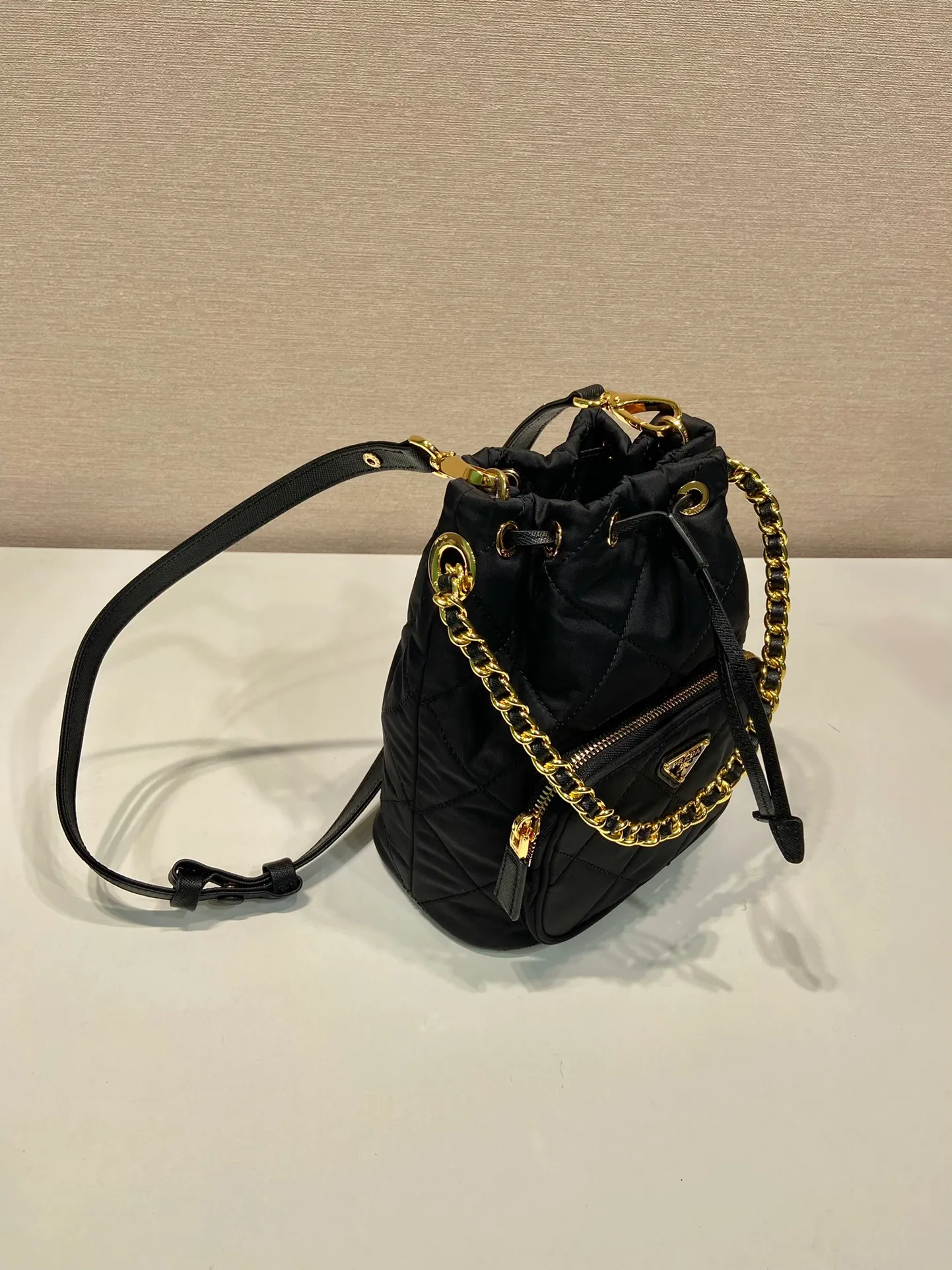 💰1060🎉Embroidered Check Bucket Bag🎉1BH038🎉 This versatile Re-Nylon regenerated nylon shoulder bag features a padded and topstitched design. The complex hand-made rhombus stitching pattern is finished. It is equipped with 2 detachable iron bars and an adjustable long shoulder strap of cowhide. It comes with a bag of triangles and can be worn on the shoulder/handheld/crossbody. It’s perfect. Beautiful upper body tattoos. Large space, convenient and practical🎉🎉Hurry up and get it🎉🎉 Length 22.5x Height 17.5x Bottom 12cm🎉🎉🎉