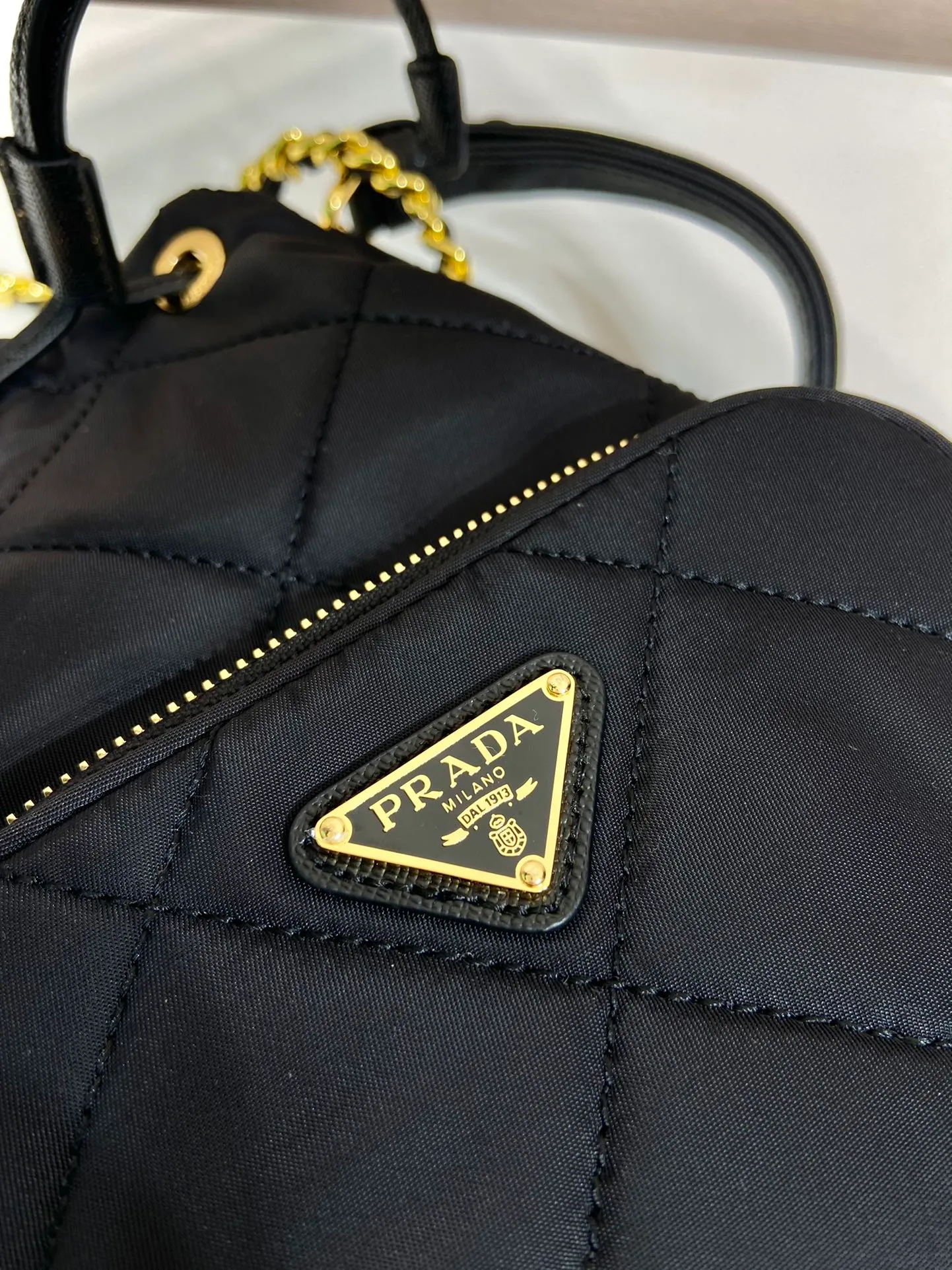 💰1060🎉Embroidered Check Bucket Bag🎉1BH038🎉 This versatile Re-Nylon regenerated nylon shoulder bag features a padded and topstitched design. The complex hand-made rhombus stitching pattern is finished. It is equipped with 2 detachable iron bars and an adjustable long shoulder strap of cowhide. It comes with a bag of triangles and can be worn on the shoulder/handheld/crossbody. It’s perfect. Beautiful upper body tattoos. Large space, convenient and practical🎉🎉Hurry up and get it🎉🎉 Length 22.5x Height 17.5x Bottom 12cm🎉🎉🎉