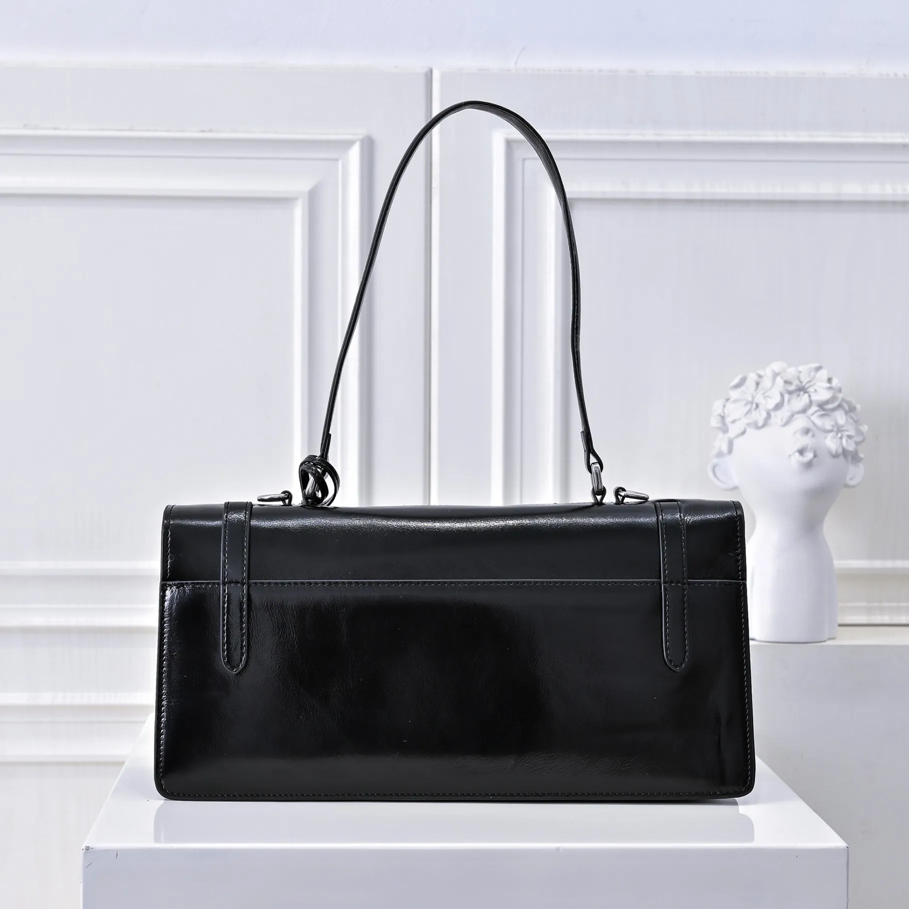 💰500￥✨New product launch✨2025 PRADA new series of Soft Sound handbags in early spring velvet oil wax leather. Carefully crafted with imported first-layer oil wax leather. Accordion-style double compartment design with new logo logo lock snap closure to interpret a unique and interesting style. The overall style of the bag is punk, cool and practical. Fashion and retro style are combined. The inner compartment capacity is also great. A new fashion trend-setter that combines retro fashion and practicality😘 Size: 32-16.5-10cm Material: First-layer oil-waxed cowhide Style number: 7040