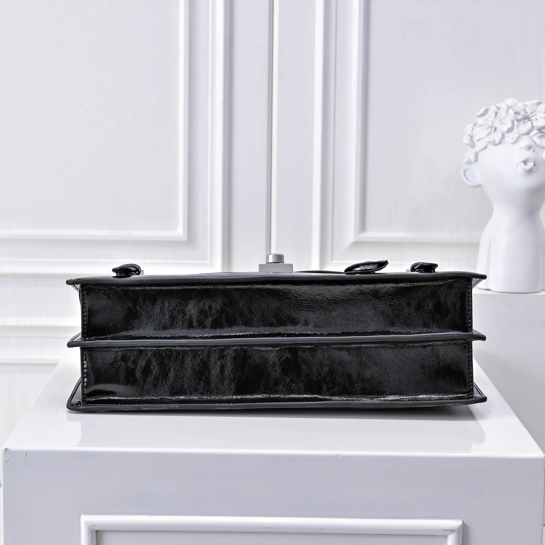 💰500￥✨New product launch✨2025 PRADA new series of Soft Sound handbags in early spring velvet oil wax leather. Carefully crafted with imported first-layer oil wax leather. Accordion-style double compartment design with new logo logo lock snap closure to interpret a unique and interesting style. The overall style of the bag is punk, cool and practical. Fashion and retro style are combined. The inner compartment capacity is also great. A new fashion trend-setter that combines retro fashion and practicality😘 Size: 32-16.5-10cm Material: First-layer oil-waxed cowhide Style number: 7040