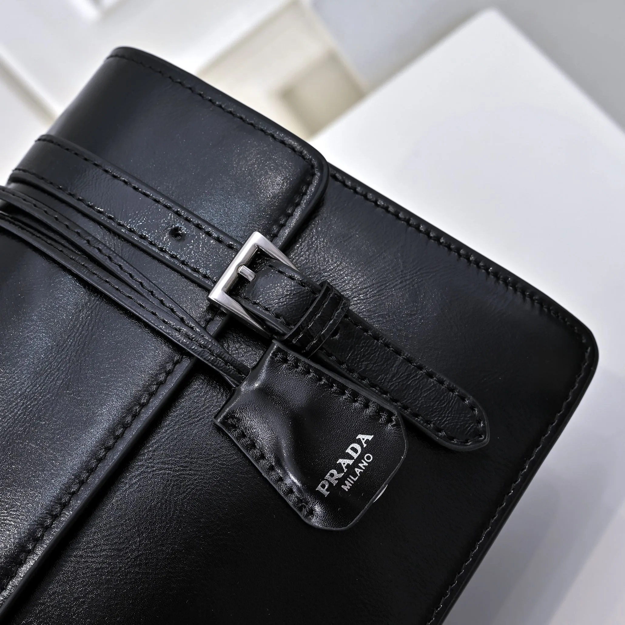 💰500￥✨New product launch✨2025 PRADA new series of Soft Sound handbags in early spring velvet oil wax leather. Carefully crafted with imported first-layer oil wax leather. Accordion-style double compartment design with new logo logo lock snap closure to interpret a unique and interesting style. The overall style of the bag is punk, cool and practical. Fashion and retro style are combined. The inner compartment capacity is also great. A new fashion trend-setter that combines retro fashion and practicality😘 Size: 32-16.5-10cm Material: First-layer oil-waxed cowhide Style number: 7040