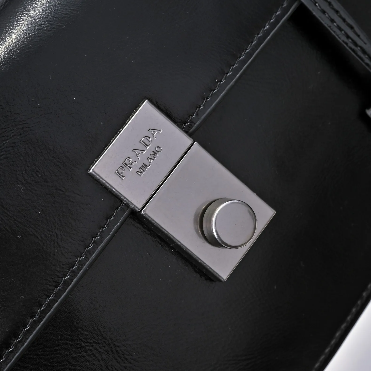 💰500￥✨New product launch✨2025 PRADA new series of Soft Sound handbags in early spring velvet oil wax leather. Carefully crafted with imported first-layer oil wax leather. Accordion-style double compartment design with new logo logo lock snap closure to interpret a unique and interesting style. The overall style of the bag is punk, cool and practical. Fashion and retro style are combined. The inner compartment capacity is also great. A new fashion trend-setter that combines retro fashion and practicality😘 Size: 32-16.5-10cm Material: First-layer oil-waxed cowhide Style number: 7040