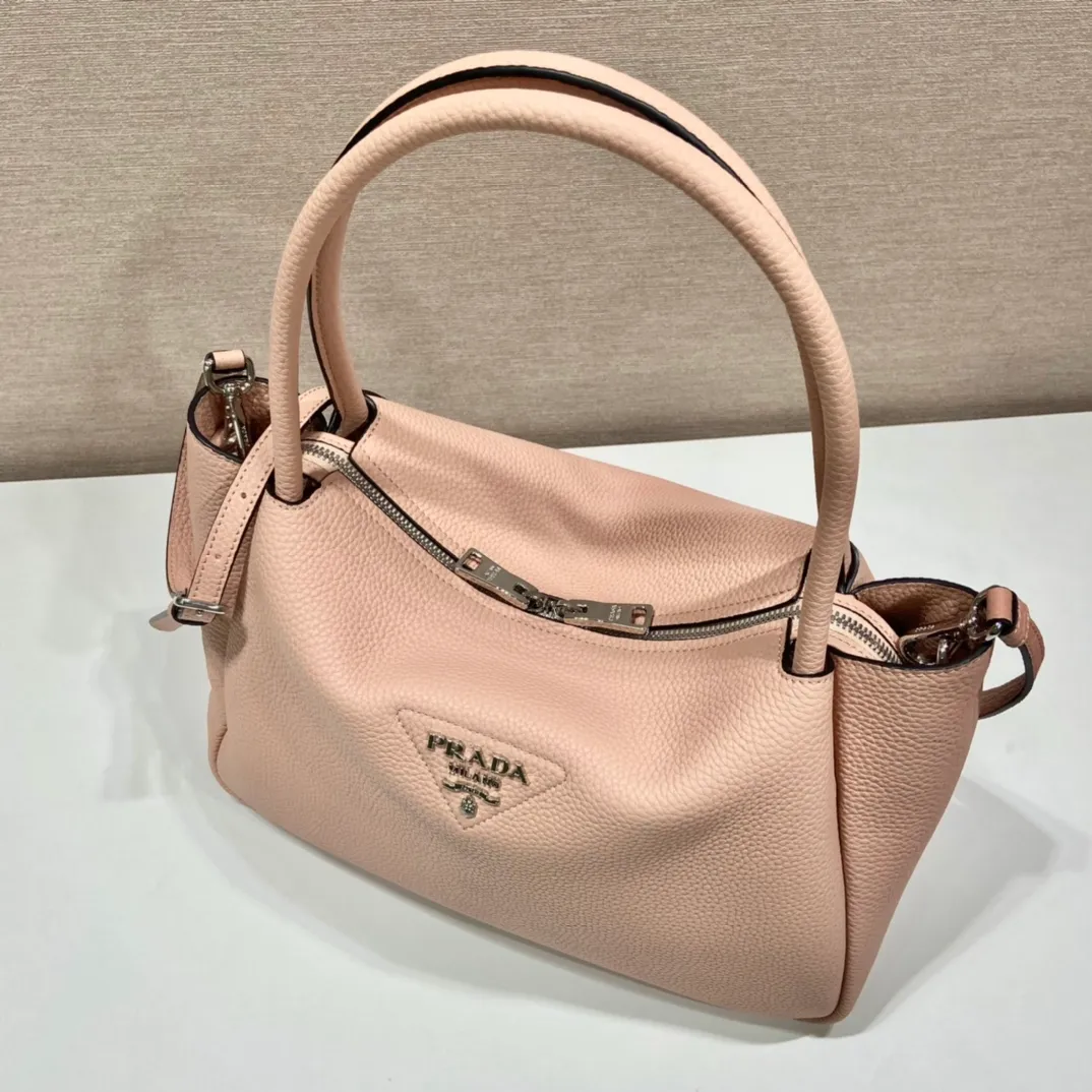 💰2040🎉New double shoulder straps🎉1BC170 double shoulder straps🎉 This double shoulder strap is made of imported deerskin grain cowhide and equipped with two interchangeable and adjustable long shoulder straps. The combination of fabric webbing and cowhide is perfect😘, versatile for mixing and matching different clothes on different occasions😘, large capacity, many compartments, super soft feel🎉Hurry up and get it🎉 Length 32x Height 26x Bottom 13cm🎉🎉🎉👏👏👏