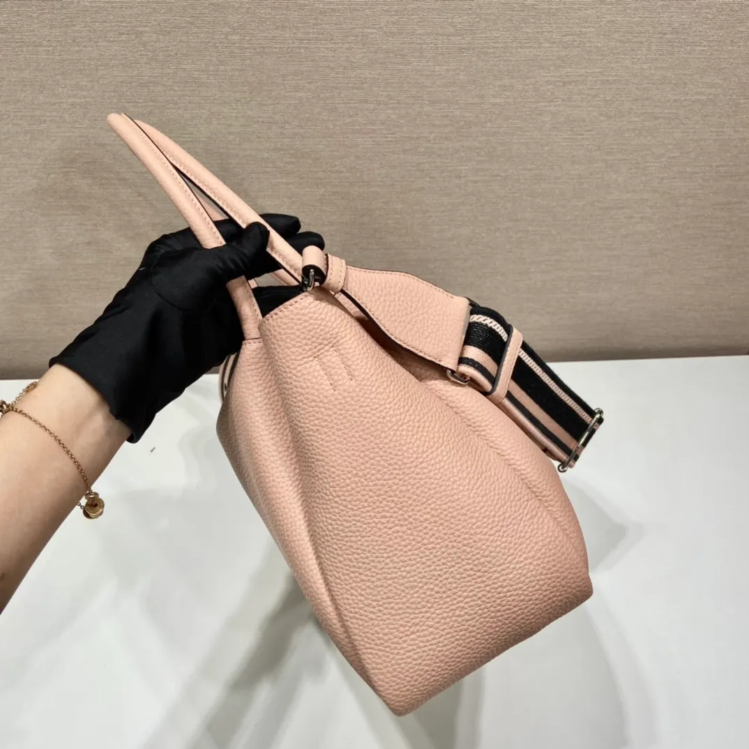 💰2040🎉New double shoulder straps🎉1BC170 double shoulder straps🎉 This double shoulder strap is made of imported deerskin grain cowhide and equipped with two interchangeable and adjustable long shoulder straps. The combination of fabric webbing and cowhide is perfect😘, versatile for mixing and matching different clothes on different occasions😘, large capacity, many compartments, super soft feel🎉Hurry up and get it🎉 Length 32x Height 26x Bottom 13cm🎉🎉🎉👏👏👏