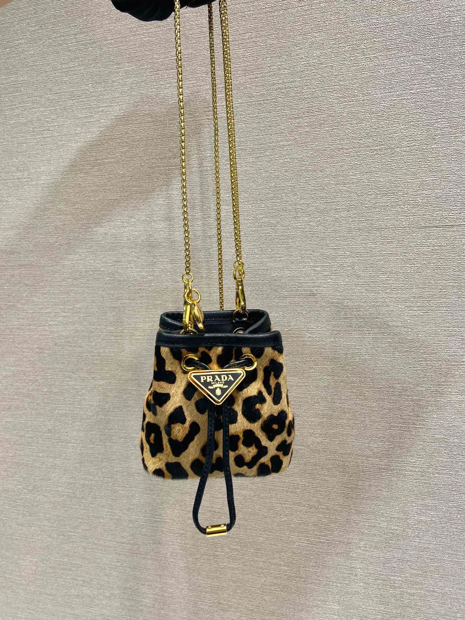 💰960🎉Leopard print small bucket🎉1NR016 new product🎉🎉 This mini bucket is made of imported leopard print material and has an enameled metal triangle logo decorative opening and closing design. Metal iron can be spanned diagonally. So cute😍, the effect is very eye-catching, so cute and cool, don’t you feel moved😙😙, beauties. Get it now. So beautiful and cute😋😋 Length 10x height 12x base 7cm🎉🎉🎉👏👏👏