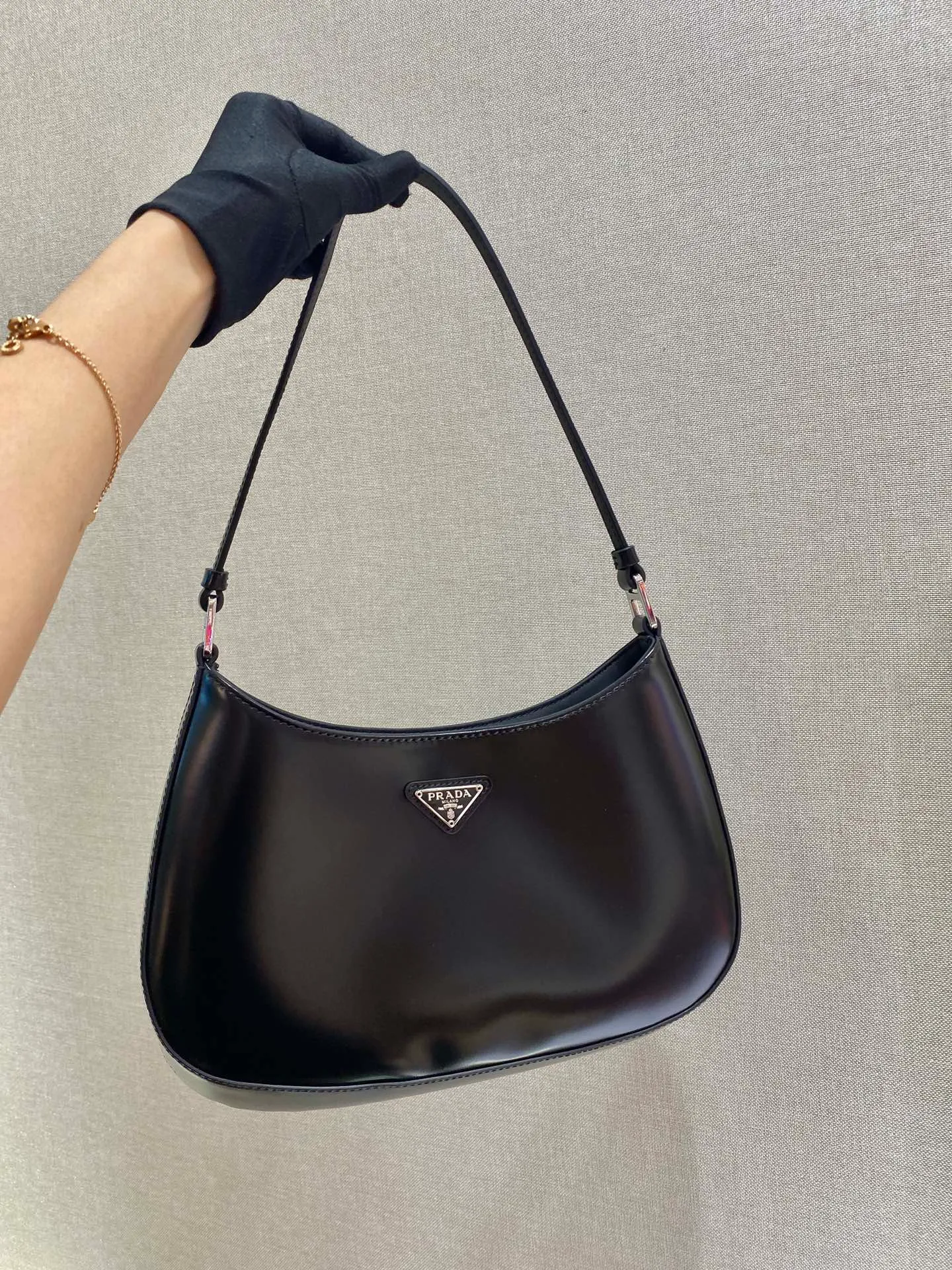 💰1120🎉New armpit bag🎉New second-hand armpit bag😘😘 This year's hot second-hand armpit bag has always been very popular. The whole leather is delicate and smooth. The special-shaped bag design is cool and fashionable. Length 26.5x Height 15x Bottom 4cm