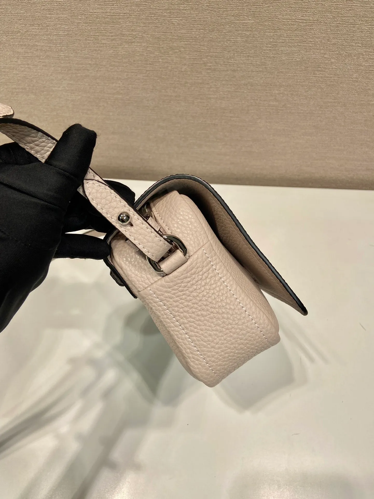 💰1600🎉New double shoulder strap🎉1BD332 small size🎉 This double shoulder strap is made of imported deerskin grain cowhide and equipped with two interchangeable and adjustable long shoulder straps. The combination of fabric webbing and cowhide is perfect😘, versatile for mixing and matching different clothes on different occasions😘, large capacity, super soft feel🎉Hurry up and get it🎉Length 20xH15 base 6cm
