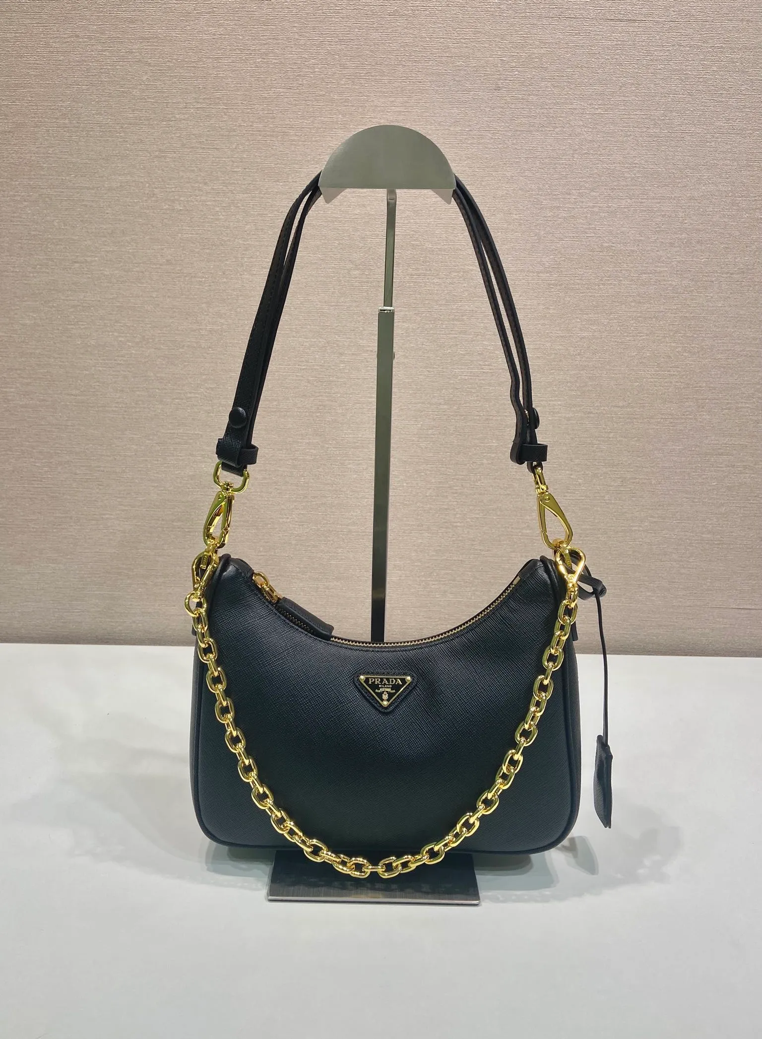💰1360🎉Upgraded version of Hobo🎉1BC204 cross pattern🎉🎉 This versatile handbag is designed with simple lines and classic details. It is equipped with a detachable chain and an adjustable long shoulder strap, and can be worn as a shoulder strap/handheld/crossbody. It is made of Saffiano leather and embellished with a unique enamel-coated triangular metal logo. Another popular style that will never go out of style, babies, hurry up and get it🎉🎉 Length 22x Height 18x ​​Bottom 6cm🎉🎉🎉💰💰💰
