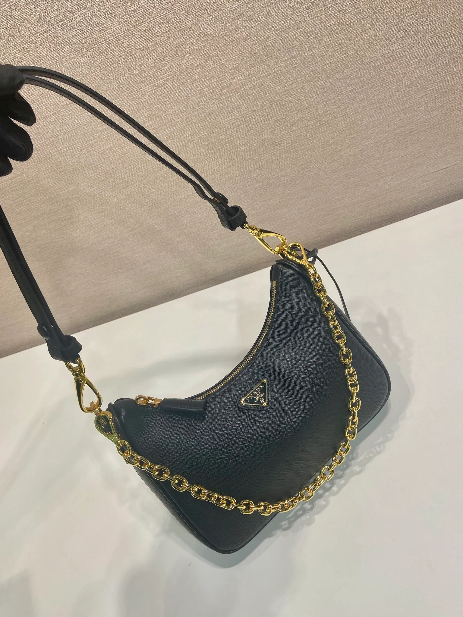 💰1360🎉Upgraded version of Hobo🎉1BC204 cross pattern🎉🎉 This versatile handbag is designed with simple lines and classic details. It is equipped with a detachable chain and an adjustable long shoulder strap, and can be worn as a shoulder strap/handheld/crossbody. It is made of Saffiano leather and embellished with a unique enamel-coated triangular metal logo. Another popular style that will never go out of style, babies, hurry up and get it🎉🎉 Length 22x Height 18x ​​Bottom 6cm🎉🎉🎉💰💰💰