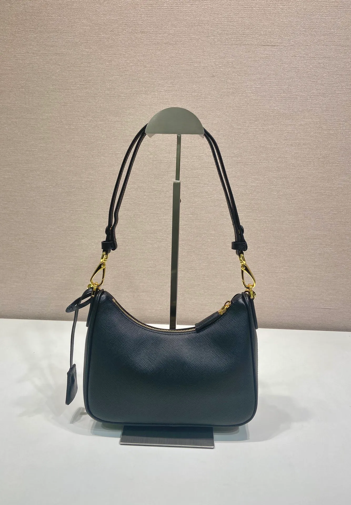 💰1360🎉Upgraded version of Hobo🎉1BC204 cross pattern🎉🎉 This versatile handbag is designed with simple lines and classic details. It is equipped with a detachable chain and an adjustable long shoulder strap, and can be worn as a shoulder strap/handheld/crossbody. It is made of Saffiano leather and embellished with a unique enamel-coated triangular metal logo. Another popular style that will never go out of style, babies, hurry up and get it🎉🎉 Length 22x Height 18x ​​Bottom 6cm🎉🎉🎉💰💰💰