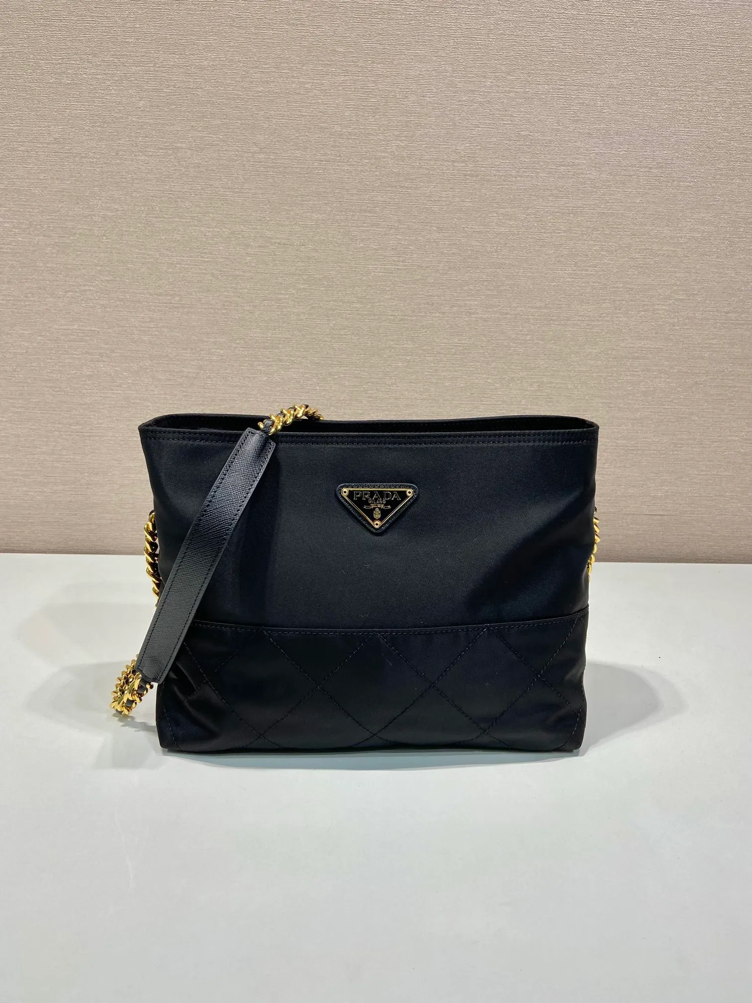💰1060🎉Middle-hand crossbody bag🎉🎉🎉1BD645🎉🎉 This Vintage middle-aged chain diamond hobo bag has a great design👏👏 Purely handmade nylon rhombus design, can be worn on one shoulder or crossbody, and the imported black gold chain is really the eternal theme of vintage😘😘It is simple and elegant, with large capacity and space👍The upper body is particularly trendy, versatile and fashionable. No matter casual or formal, they all have a stable temperament. Hurry up and get it🙊I love this second-hand hobo bag😘😘 Length 25x Height 21x Bottom 8cm