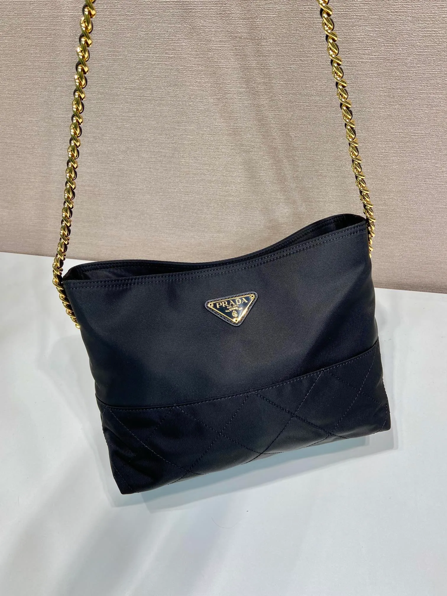 💰1060🎉Middle-hand crossbody bag🎉🎉🎉1BD645🎉🎉 This Vintage middle-aged chain diamond hobo bag has a great design👏👏 Purely handmade nylon rhombus design, can be worn on one shoulder or crossbody, and the imported black gold chain is really the eternal theme of vintage😘😘It is simple and elegant, with large capacity and space👍The upper body is particularly trendy, versatile and fashionable. No matter casual or formal, they all have a stable temperament. Hurry up and get it🙊I love this second-hand hobo bag😘😘 Length 25x Height 21x Bottom 8cm