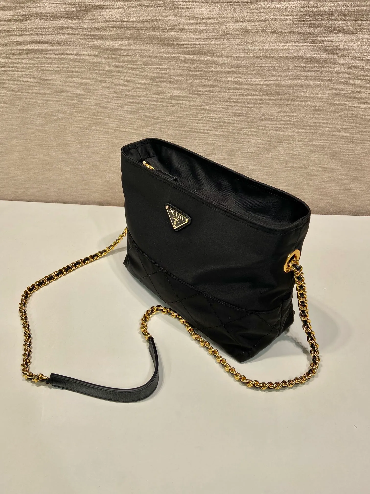 💰1060🎉Middle-hand crossbody bag🎉🎉🎉1BD645🎉🎉 This Vintage middle-aged chain diamond hobo bag has a great design👏👏 Purely handmade nylon rhombus design, can be worn on one shoulder or crossbody, and the imported black gold chain is really the eternal theme of vintage😘😘It is simple and elegant, with large capacity and space👍The upper body is particularly trendy, versatile and fashionable. No matter casual or formal, they all have a stable temperament. Hurry up and get it🙊I love this second-hand hobo bag😘😘 Length 25x Height 21x Bottom 8cm