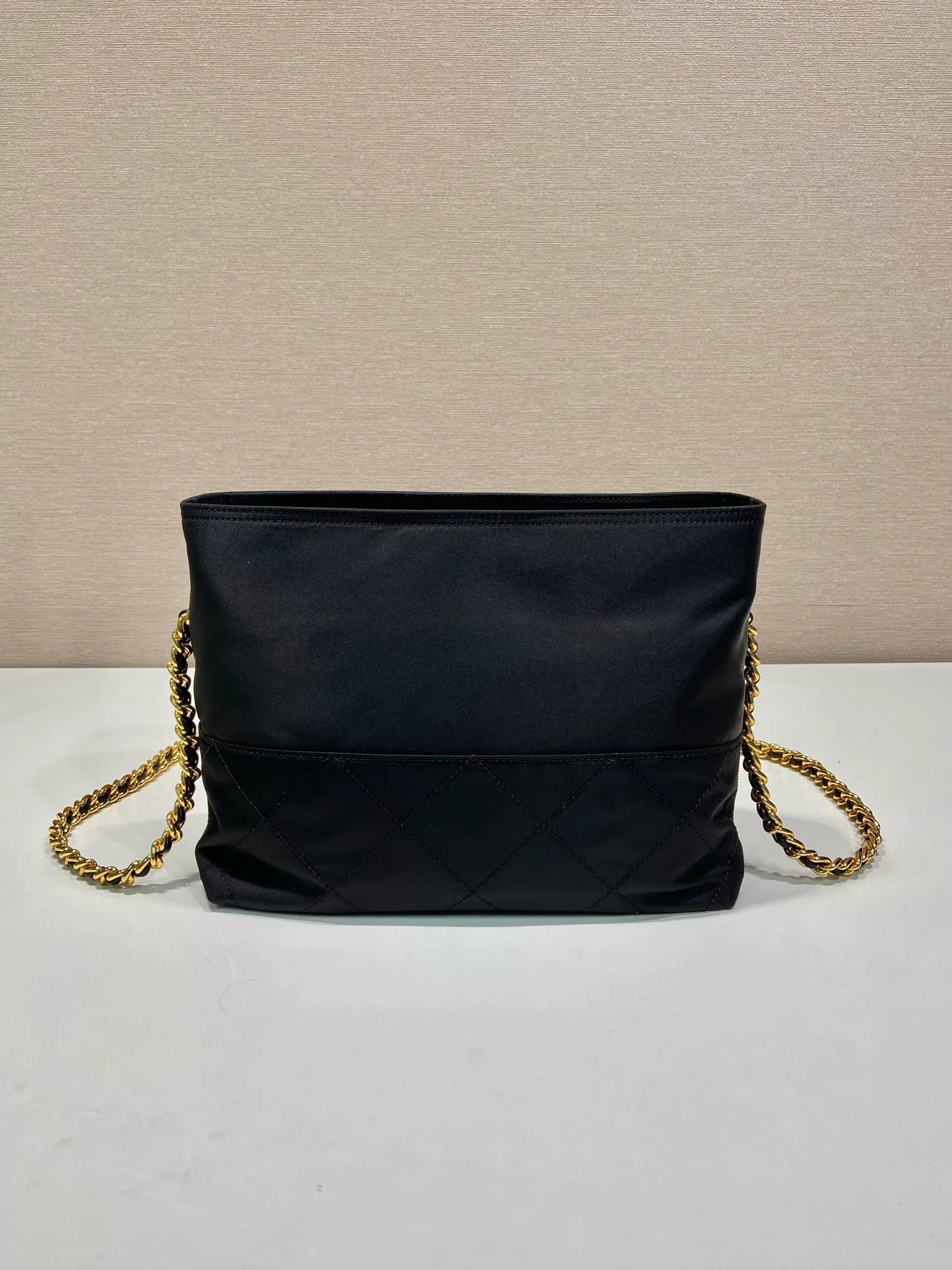 💰1060🎉Middle-hand crossbody bag🎉🎉🎉1BD645🎉🎉 This Vintage middle-aged chain diamond hobo bag has a great design👏👏 Purely handmade nylon rhombus design, can be worn on one shoulder or crossbody, and the imported black gold chain is really the eternal theme of vintage😘😘It is simple and elegant, with large capacity and space👍The upper body is particularly trendy, versatile and fashionable. No matter casual or formal, they all have a stable temperament. Hurry up and get it🙊I love this second-hand hobo bag😘😘 Length 25x Height 21x Bottom 8cm