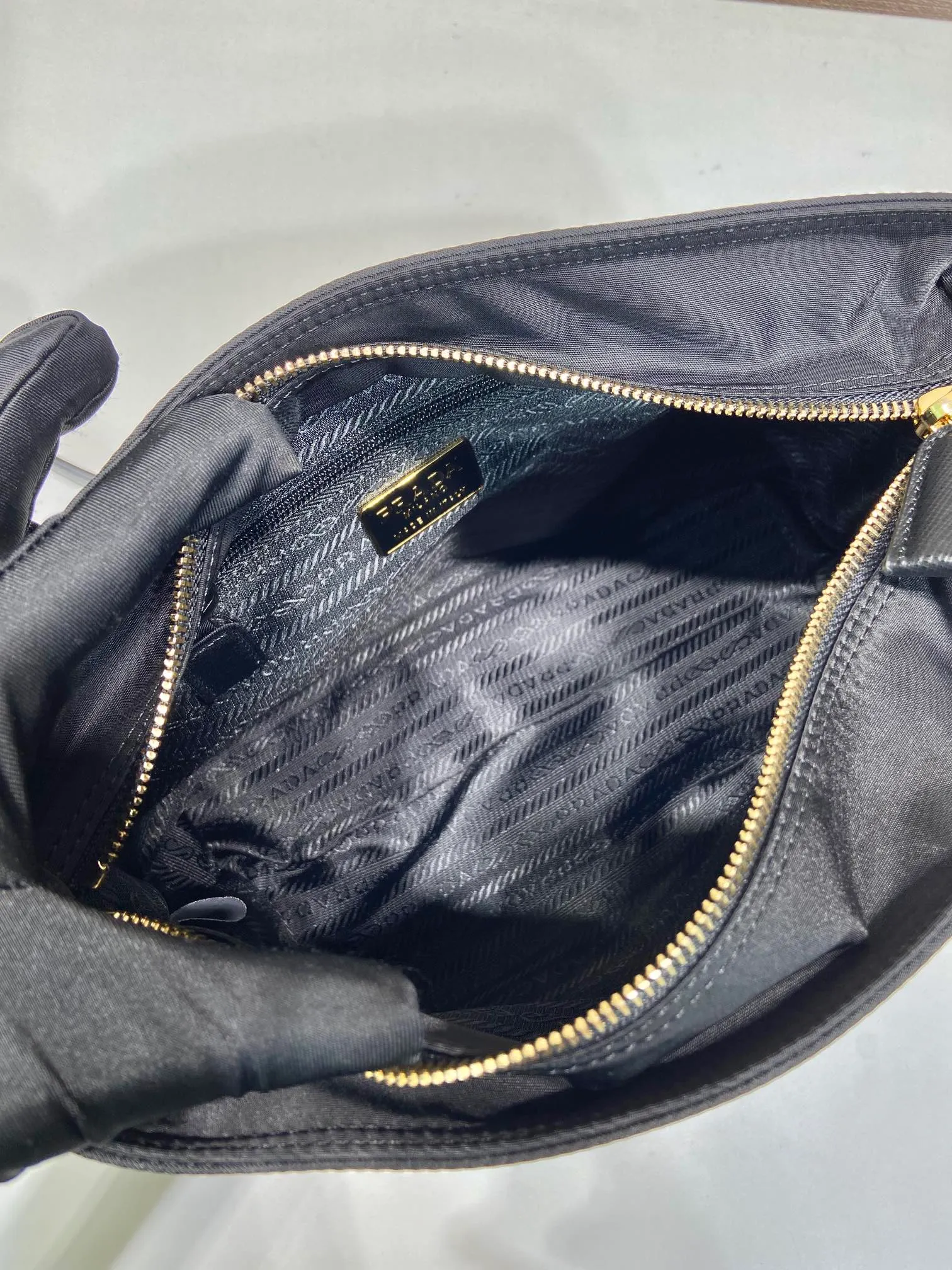 💰1060🎉Middle-hand crossbody bag🎉🎉🎉1BD645🎉🎉 This Vintage middle-aged chain diamond hobo bag has a great design👏👏 Purely handmade nylon rhombus design, can be worn on one shoulder or crossbody, and the imported black gold chain is really the eternal theme of vintage😘😘It is simple and elegant, with large capacity and space👍The upper body is particularly trendy, versatile and fashionable. No matter casual or formal, they all have a stable temperament. Hurry up and get it🙊I love this second-hand hobo bag😘😘 Length 25x Height 21x Bottom 8cm