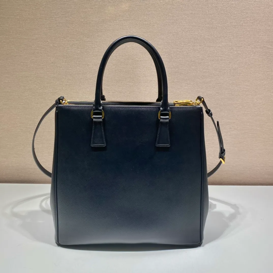 P2200🎉Tall killer bag🎉1BA304🎉🎉The new tall killer bag design is another classic fresh taste and style😘😘Made of Saffiano leather, top brushed hardware👍It blends traditional and modern elements into a refined and simple design. Simple and elegant, the upper body effect is very good, it is a popular style that will never go out of style🎉🎉Hurry up and get it🎉🎉Length 33xH 31x15cm🎉🎉🎉💰💰💰