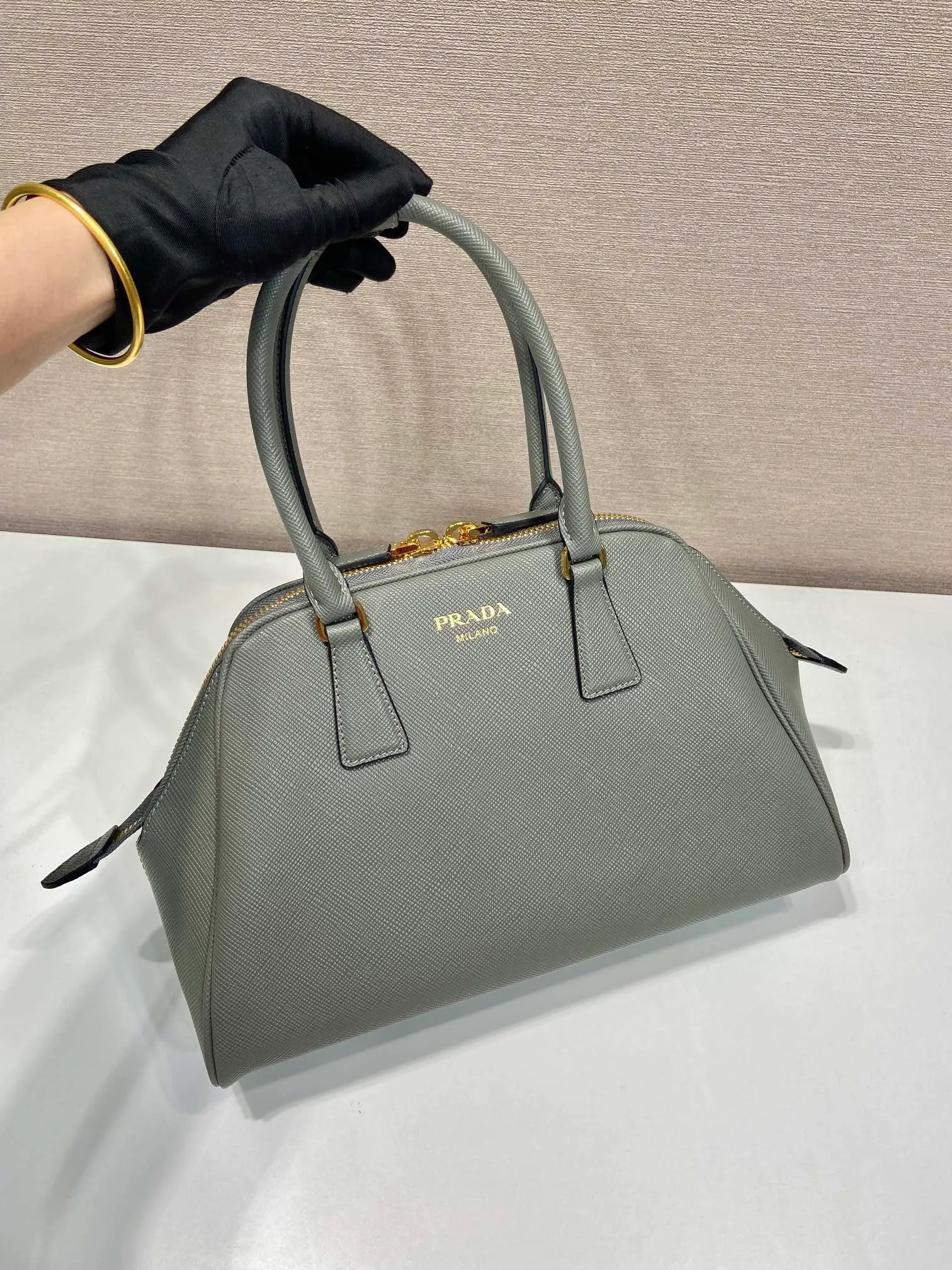 💰1640🎉New shell bag🎉1BG537🎉🎉 This exquisite handbag is made of Saffiano leather. It has a crisp, simple and neat shape. It is equipped with gold-toned metal hardware and is decorated with an elegant letter logo embossed on the front. It can be carried by hand or shoulder strap, and has a large capacity. Babies, hurry up and get it, it is worth owning🎉🎉 Height: 21.5cm Width: 32cm Length: 10.5cm
