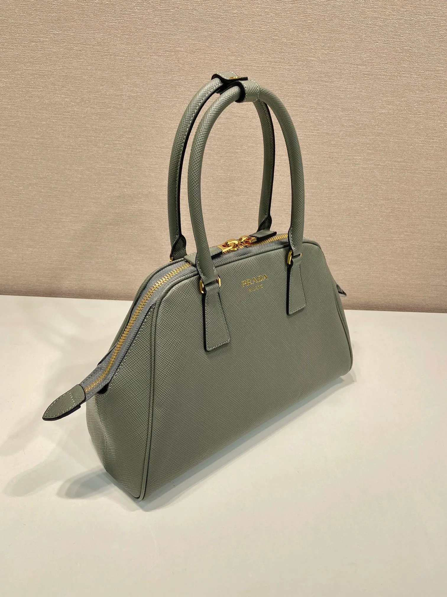 💰1640🎉New shell bag🎉1BG537🎉🎉 This exquisite handbag is made of Saffiano leather. It has a crisp, simple and neat shape. It is equipped with gold-toned metal hardware and is decorated with an elegant letter logo embossed on the front. It can be carried by hand or shoulder strap, and has a large capacity. Babies, hurry up and get it, it is worth owning🎉🎉 Height: 21.5cm Width: 32cm Length: 10.5cm