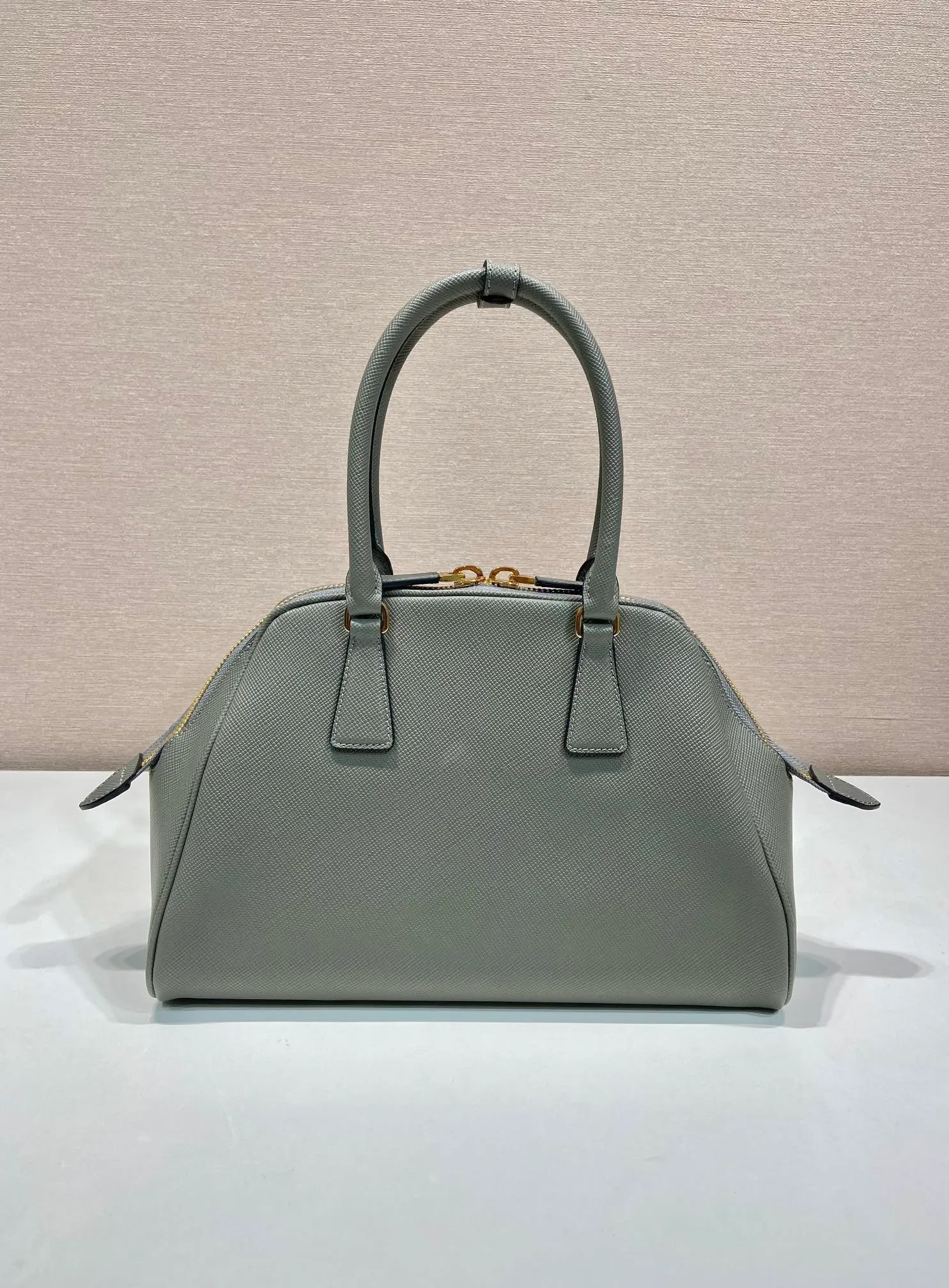 💰1640🎉New shell bag🎉1BG537🎉🎉 This exquisite handbag is made of Saffiano leather. It has a crisp, simple and neat shape. It is equipped with gold-toned metal hardware and is decorated with an elegant letter logo embossed on the front. It can be carried by hand or shoulder strap, and has a large capacity. Babies, hurry up and get it, it is worth owning🎉🎉 Height: 21.5cm Width: 32cm Length: 10.5cm