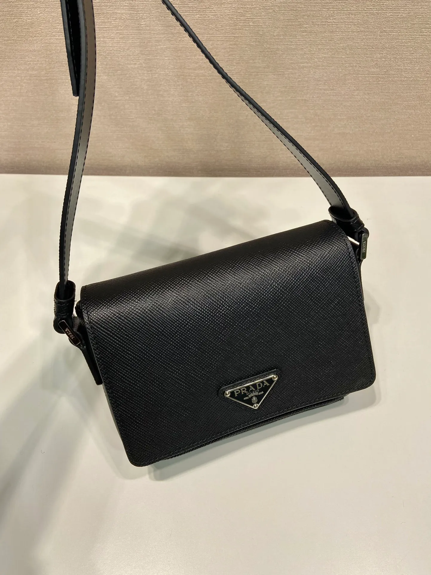 💰1640🎉New 🎉2VD065 shoulder bag🎉🎉 This shoulder bag is made of the iconic material Saffiano cowhide, with a magnetic flap design, a magnetic buckle pocket on the back, and an adjustable cowhide long shoulder strap design, presenting a practical and stylish minimalist design. The upper body effect is very cool😎, another popular style that will never go out of style🎉Length 19x height 13x bottom 5cm
